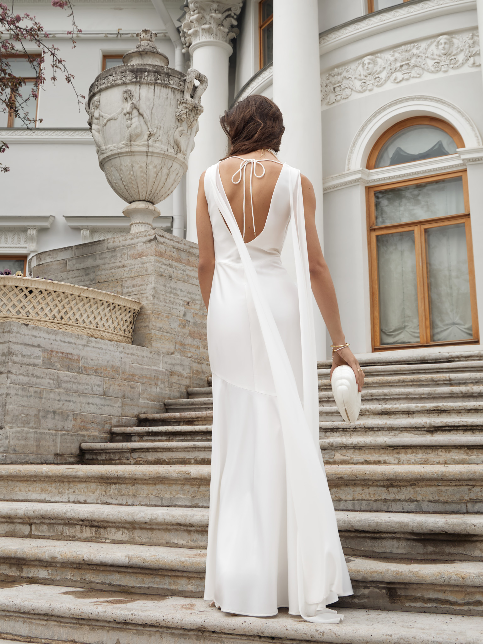 Maxi dress with ribbons on the shoulders