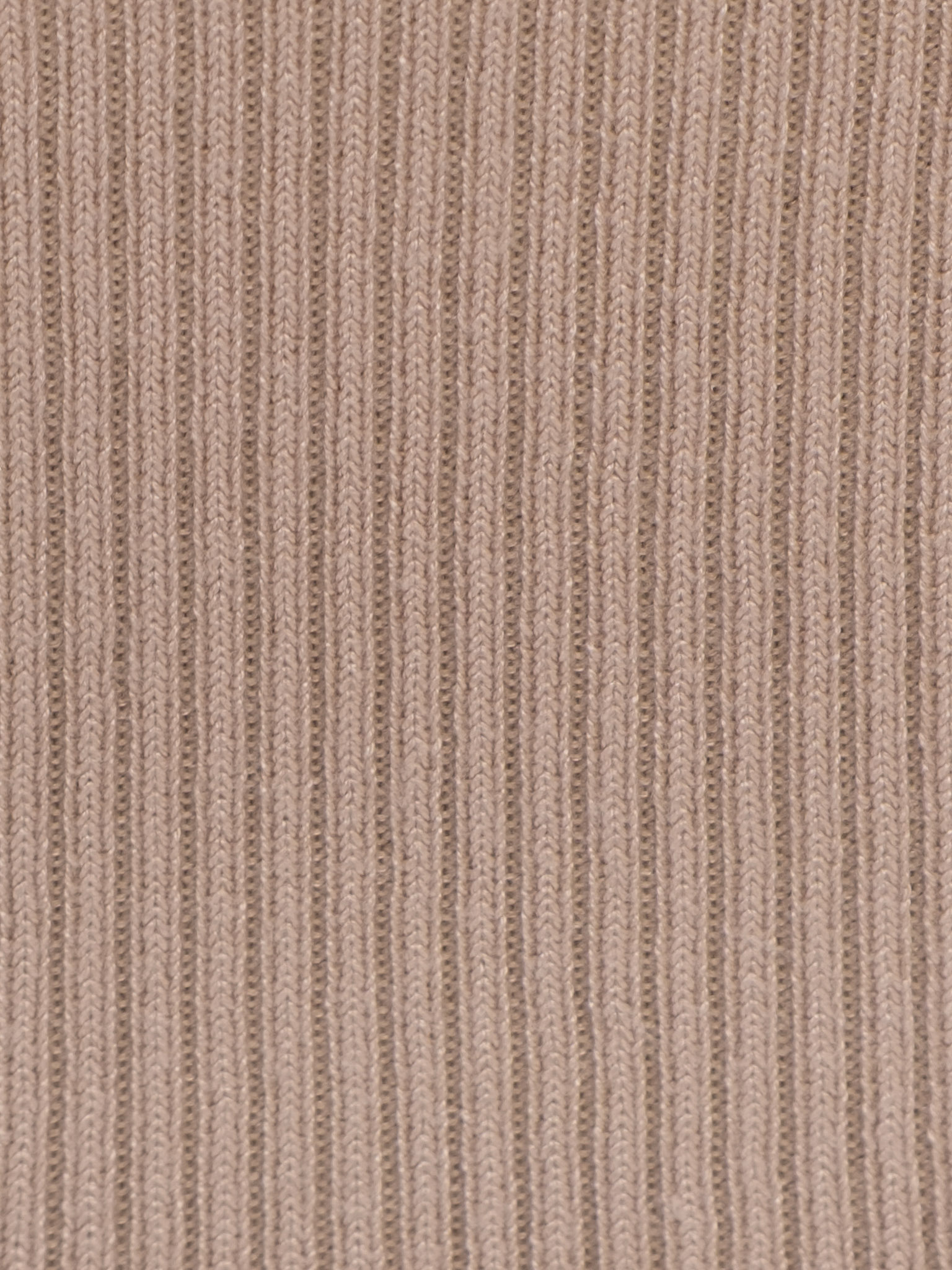 Geripptes Top mit Abnähern