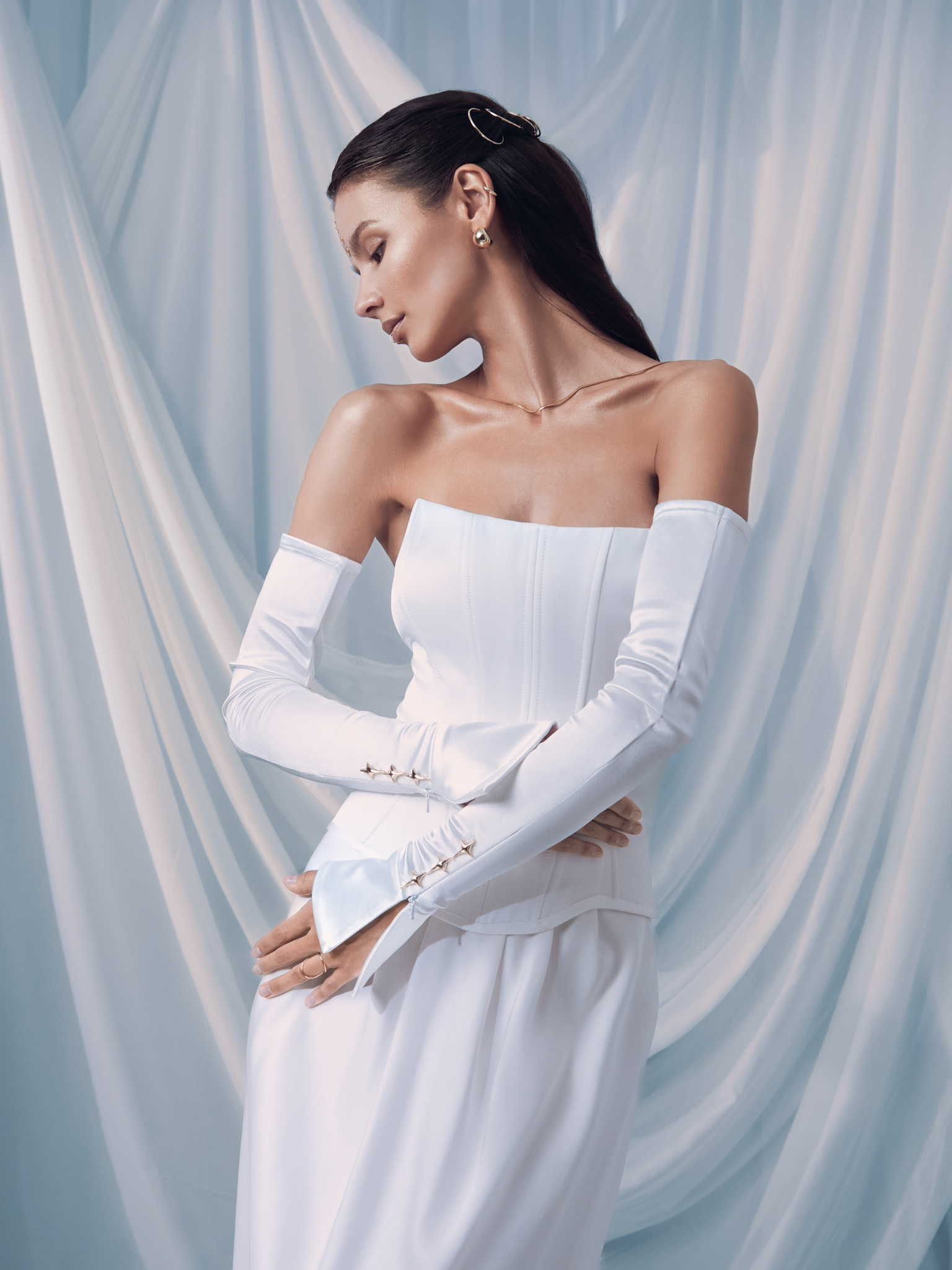 Satin corset with open shoulders