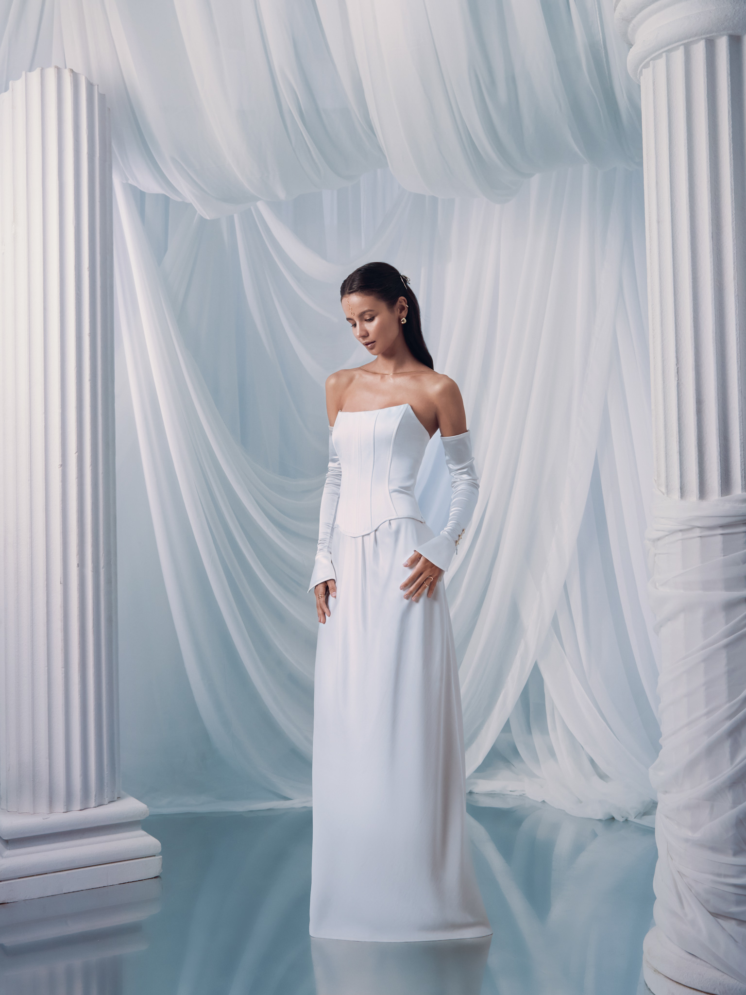 Satin corset with open shoulders