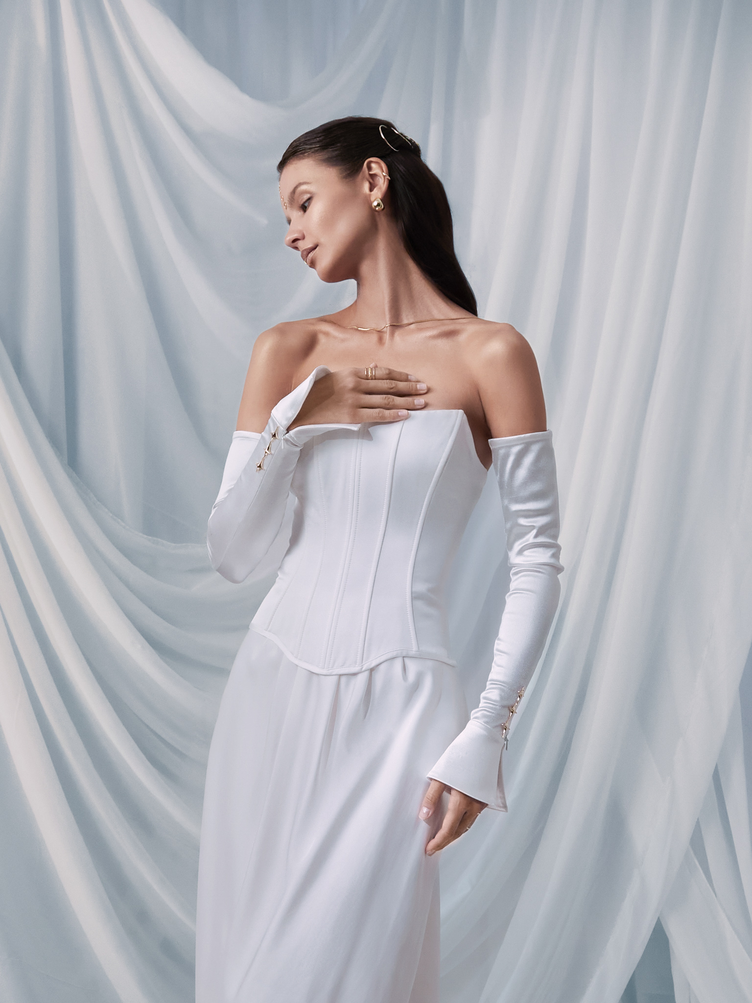 Satin corset with open shoulders