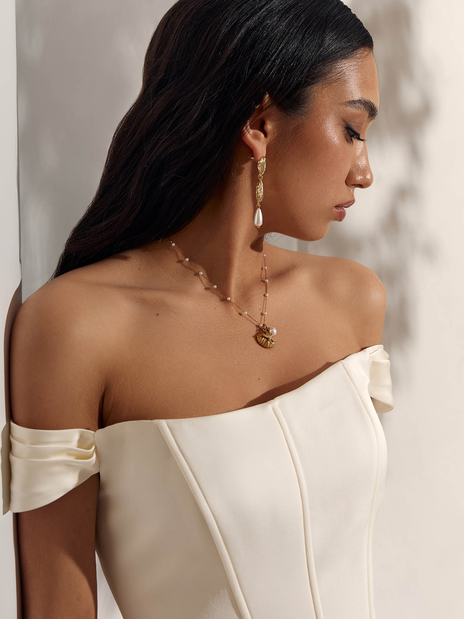 Chain with pearls and marine decoration