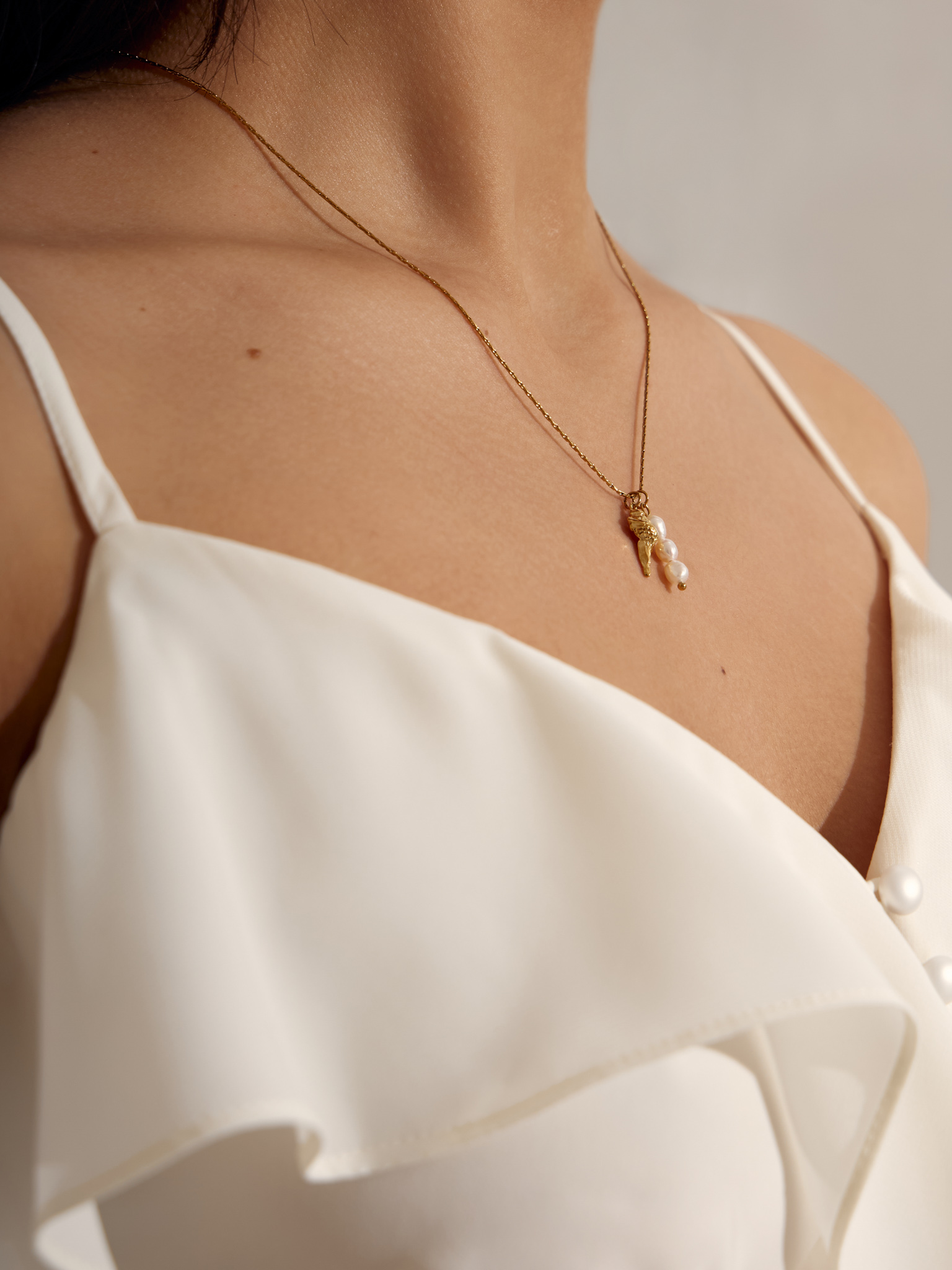 Chain with golden pendant and pearls