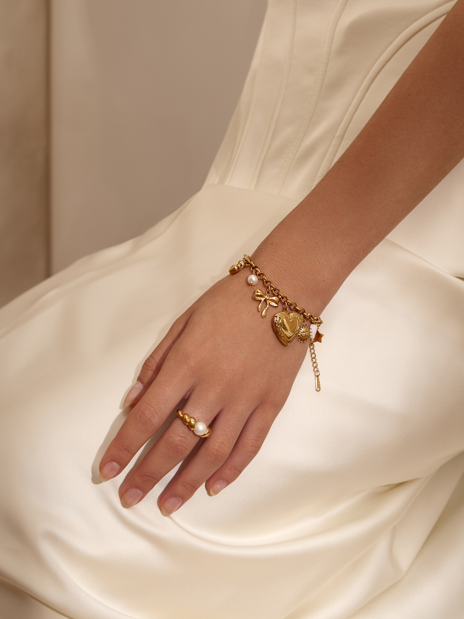 Золотистый браслет с подвесками