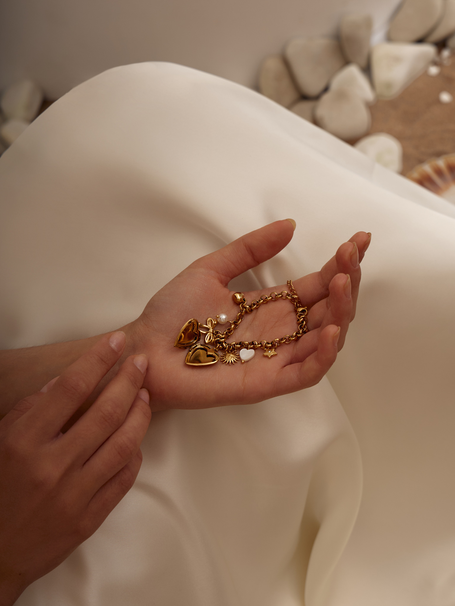 Золотистый браслет с подвесками