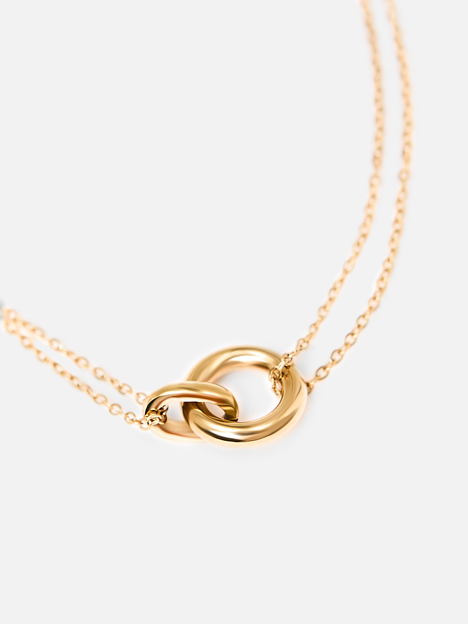 Dual golden chain with a matching pendant