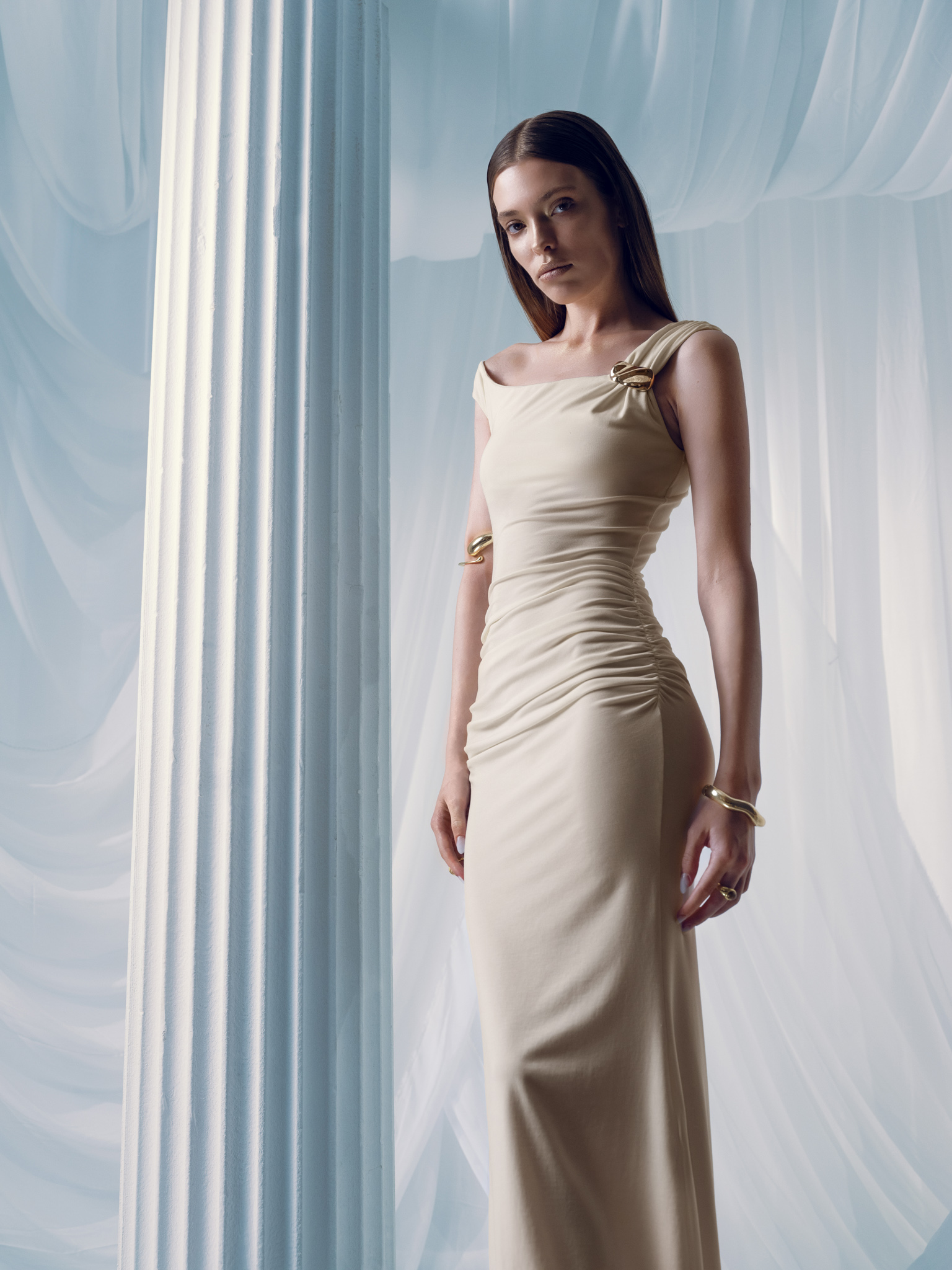 Maxikleid mit asymmetrischen Trägern und goldfarbener Verzierung