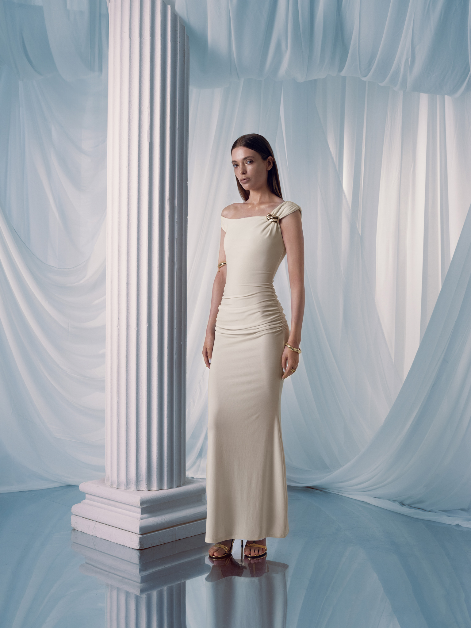 Maxikleid mit asymmetrischen Trägern und goldfarbener Verzierung