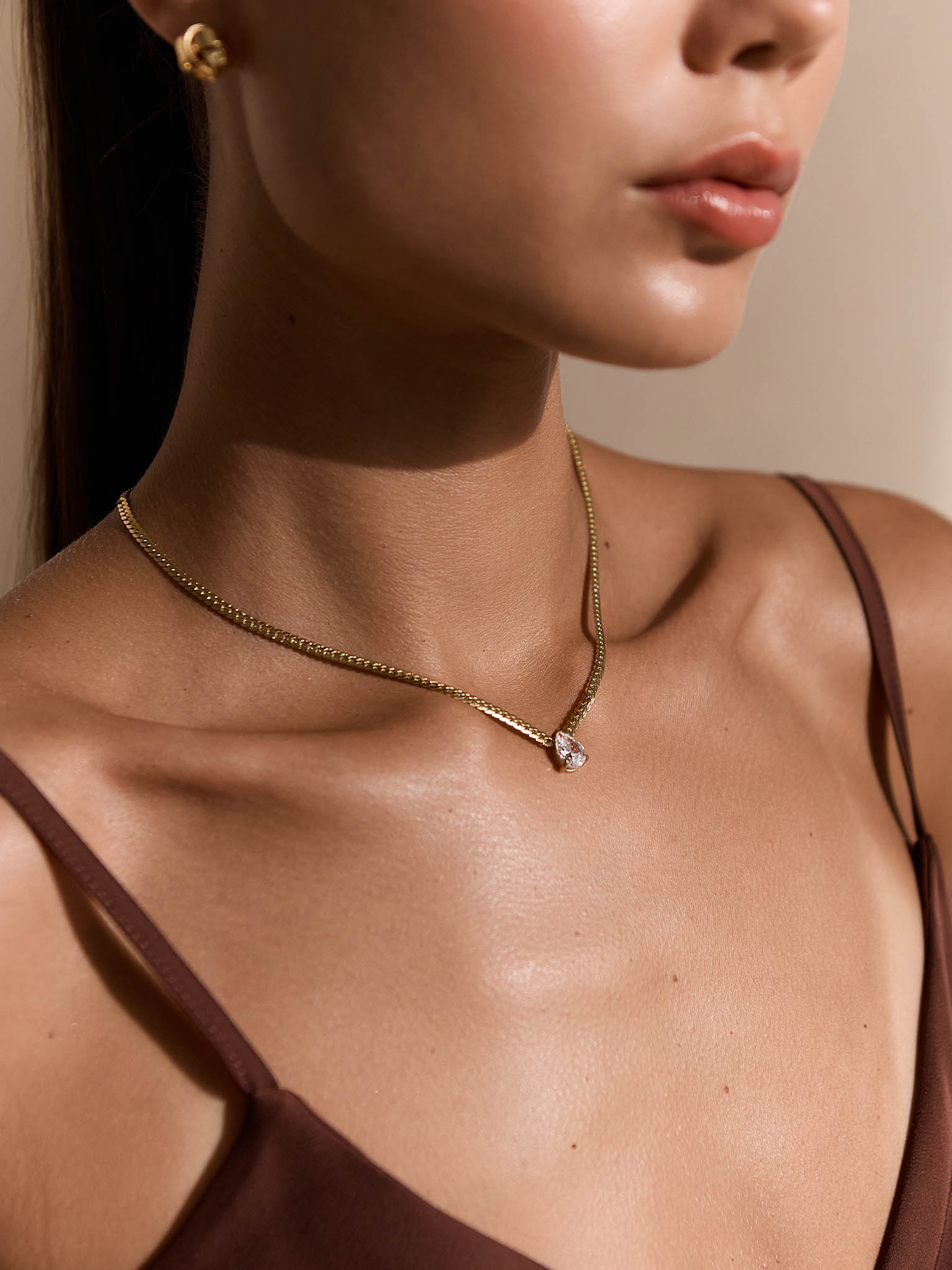 سلسلة رفيعة مع حجر متدلي