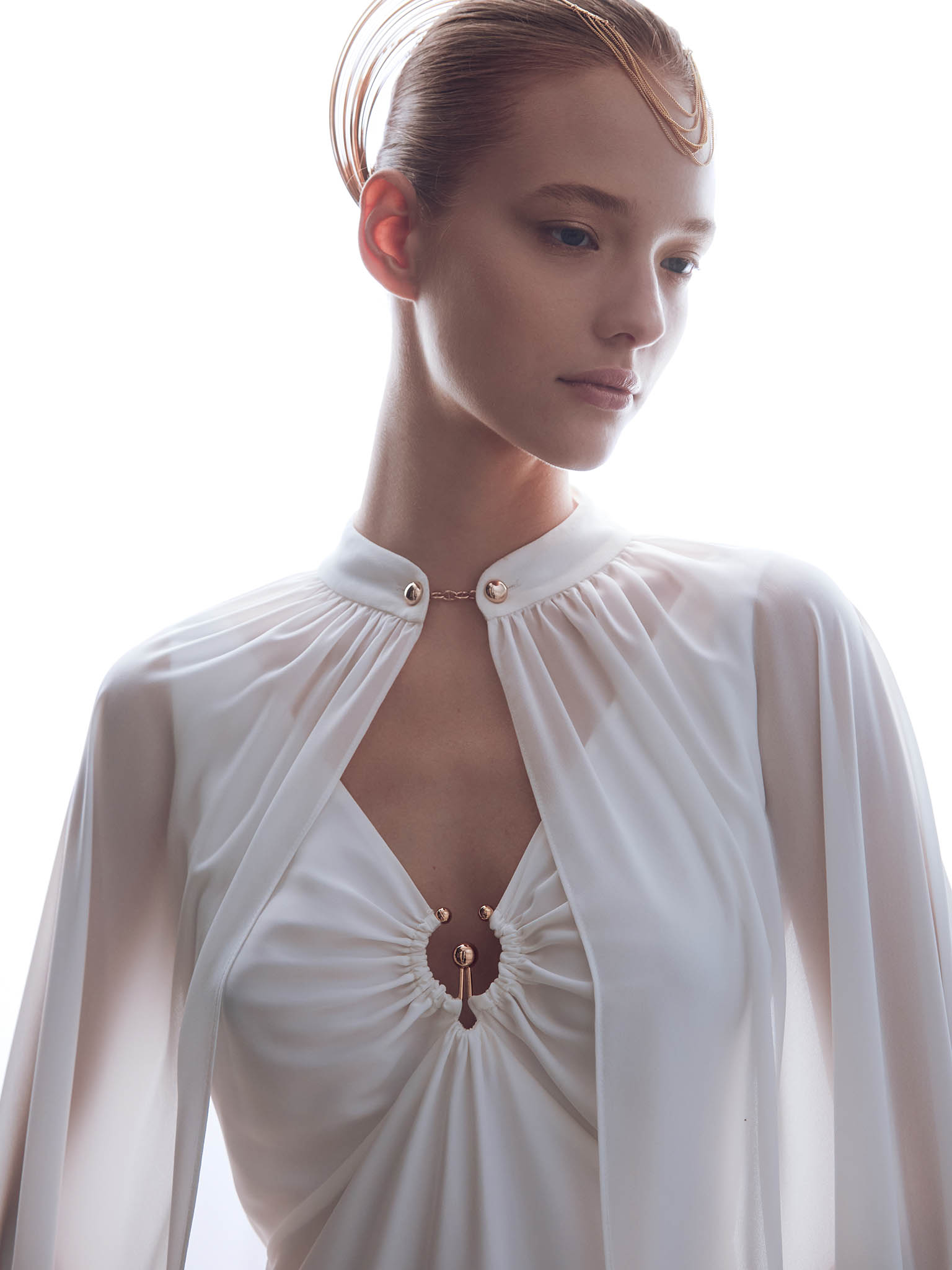 Длинный кейп с металлической застежкой