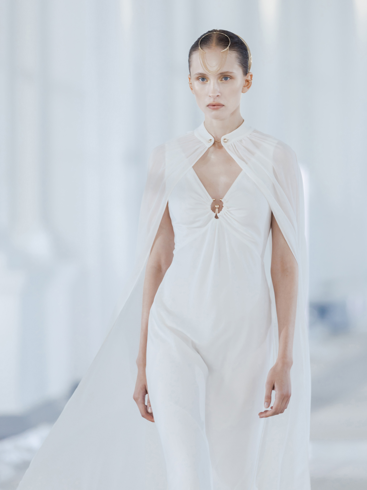 Длинный кейп с металлической застежкой