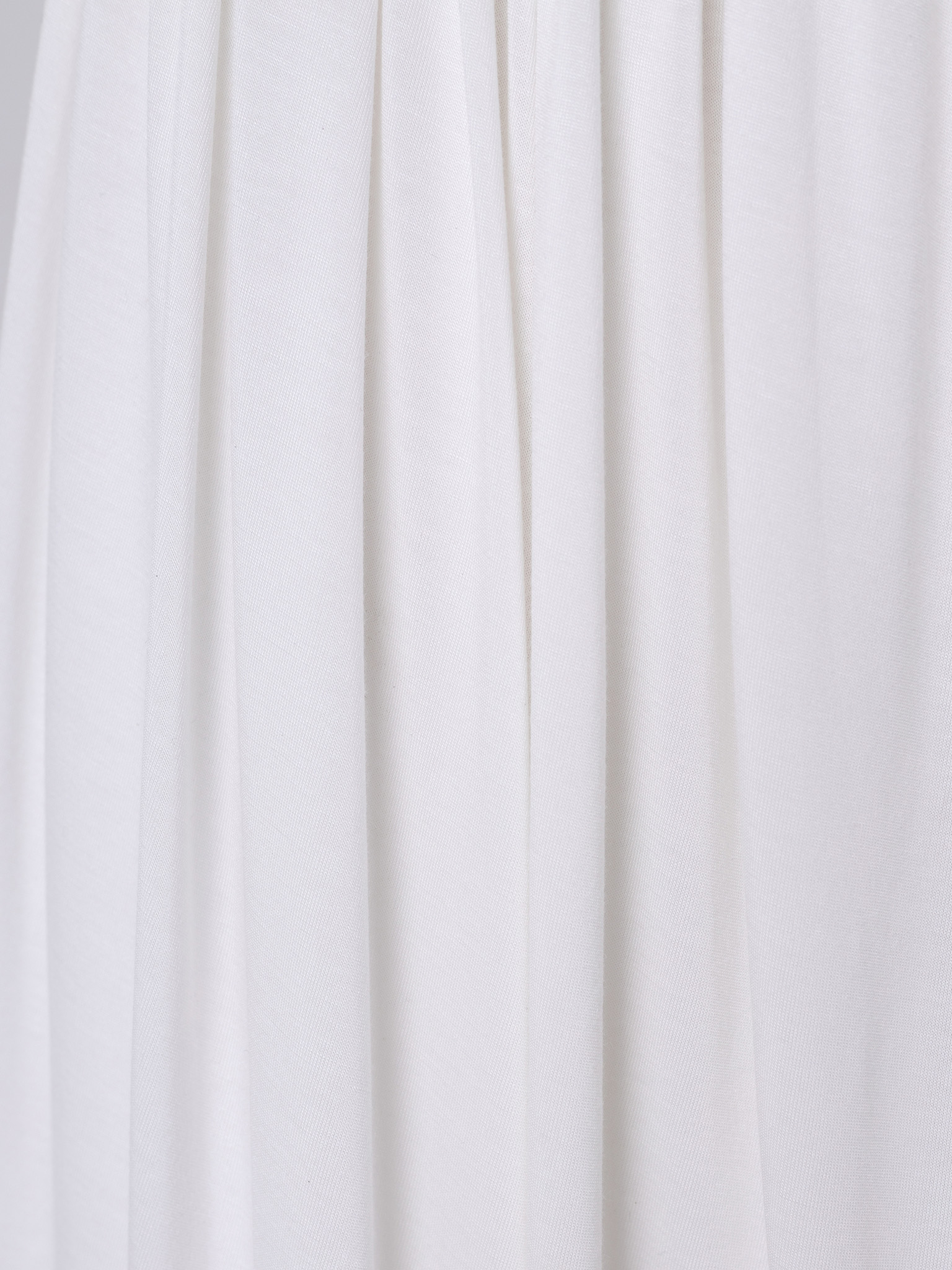 Loose-fitting trousers with gathers at the waist