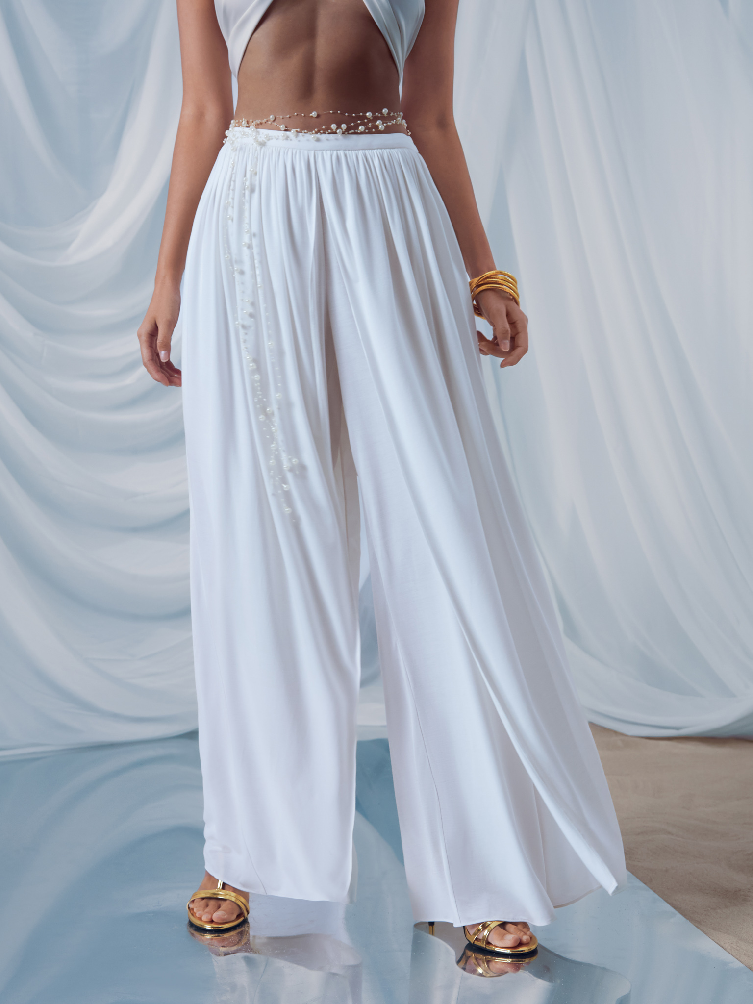 Loose-fitting trousers with gathers at the waist