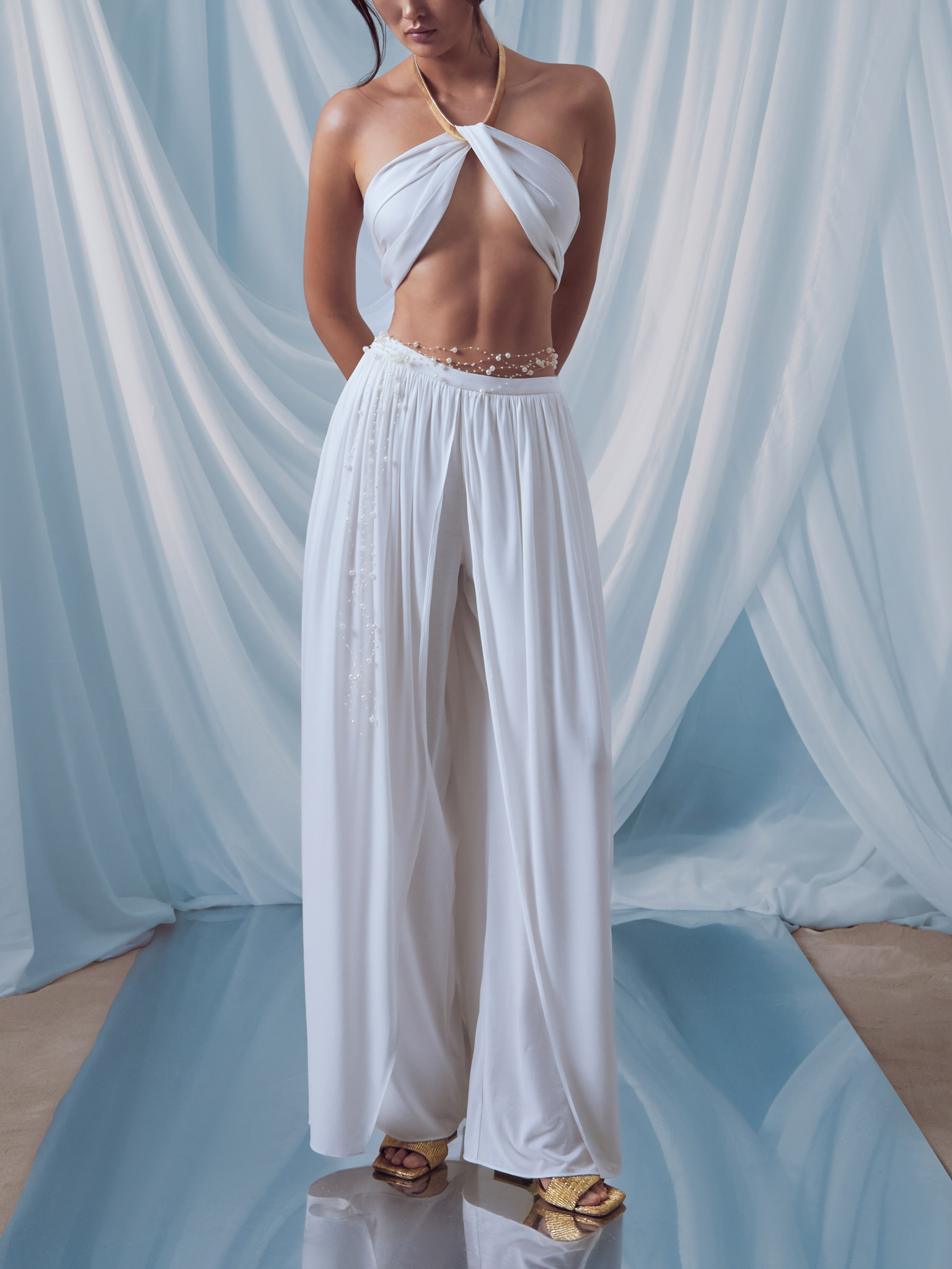 Loose-fitting trousers with gathers at the waist