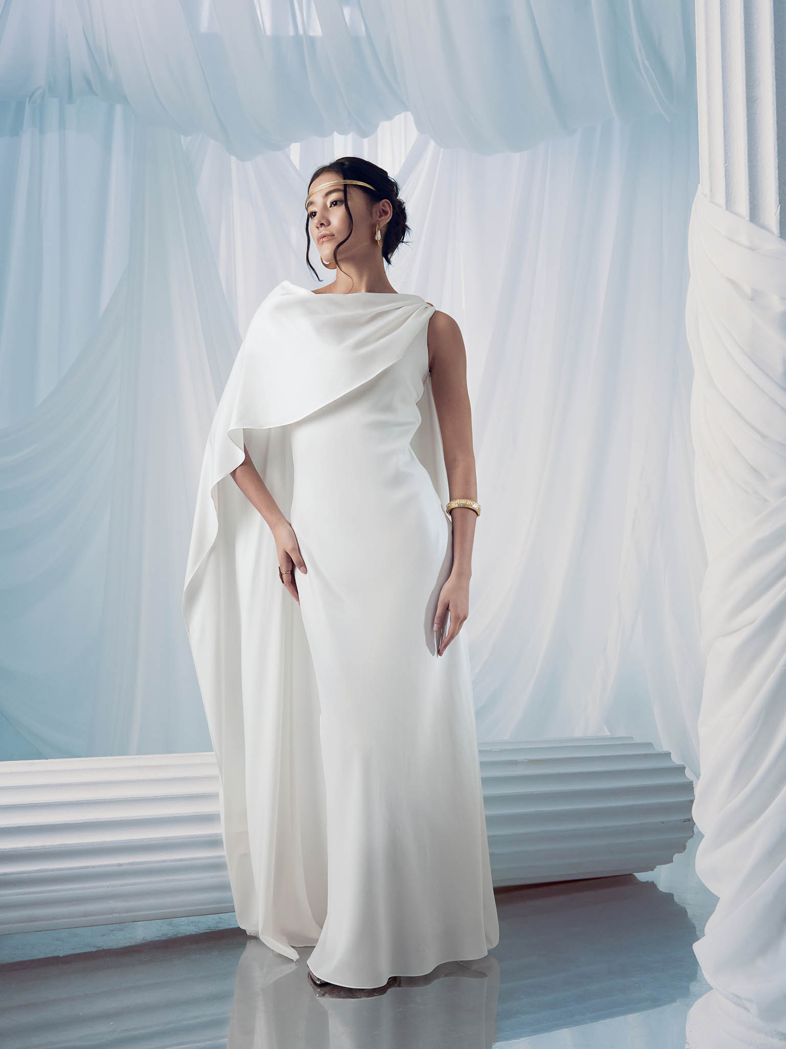 Легкое платье макси с кейпом и металлическим декором