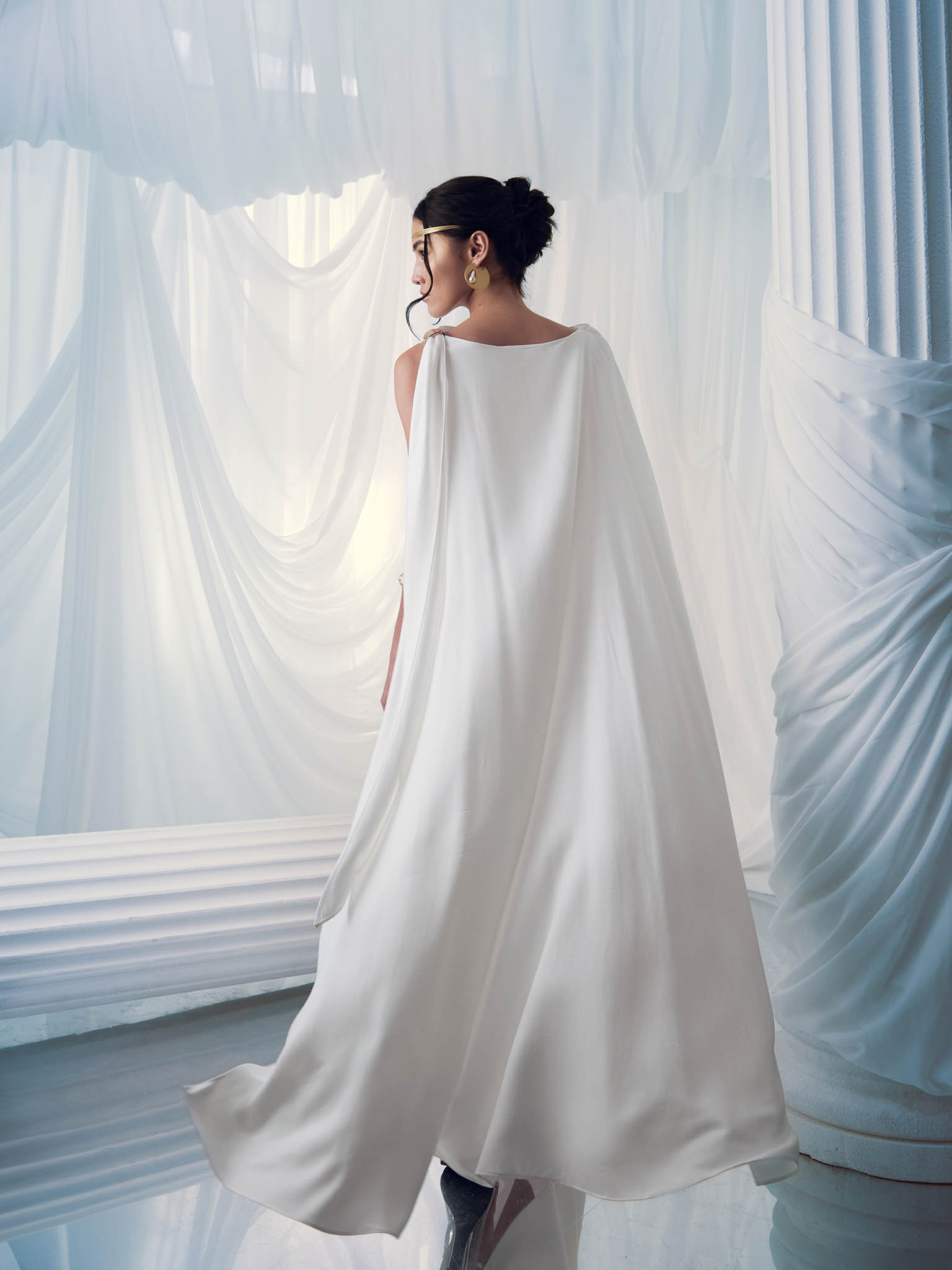 Легкое платье макси с кейпом и металлическим декором