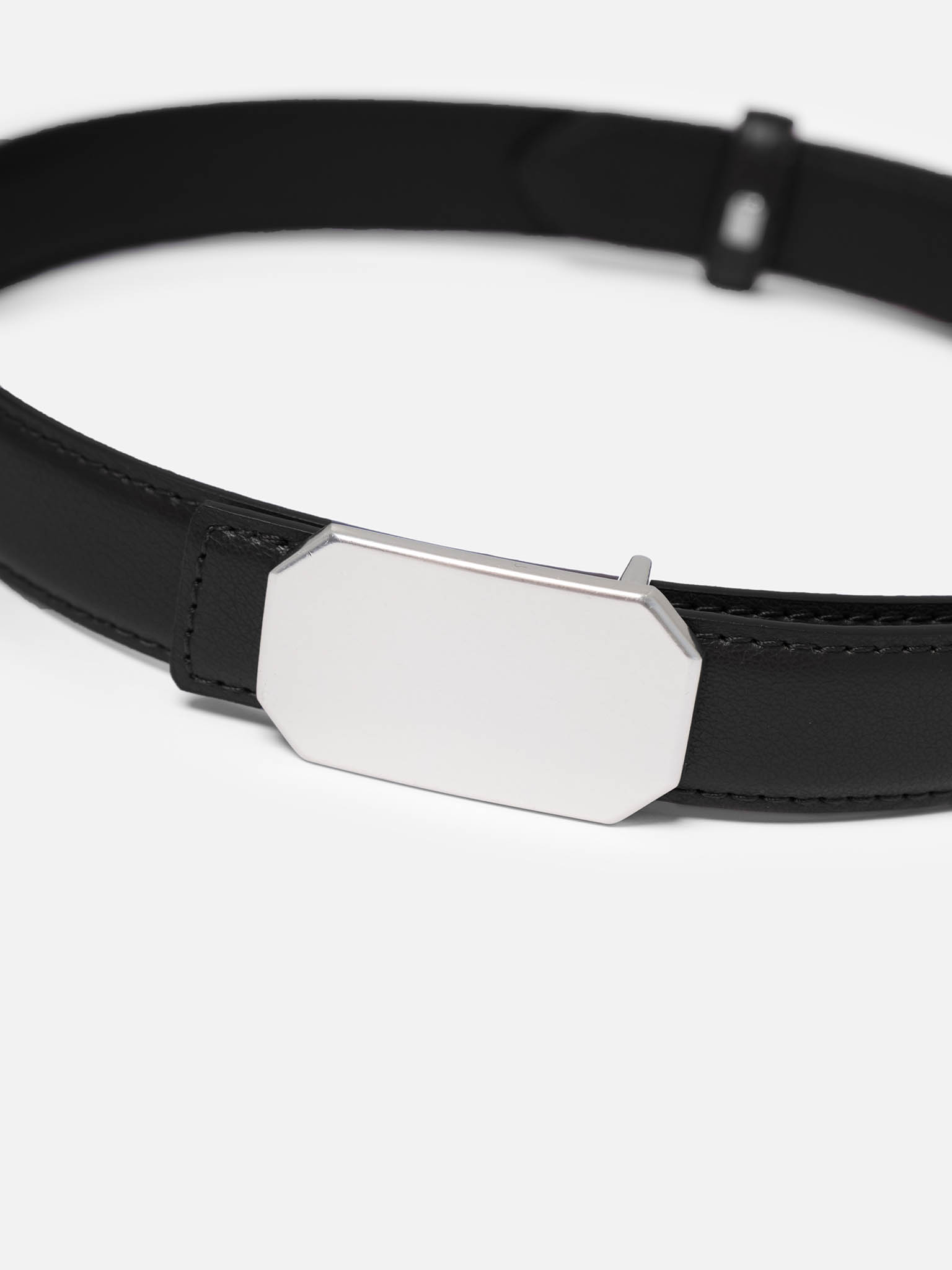 Wide belt with shaped buckle