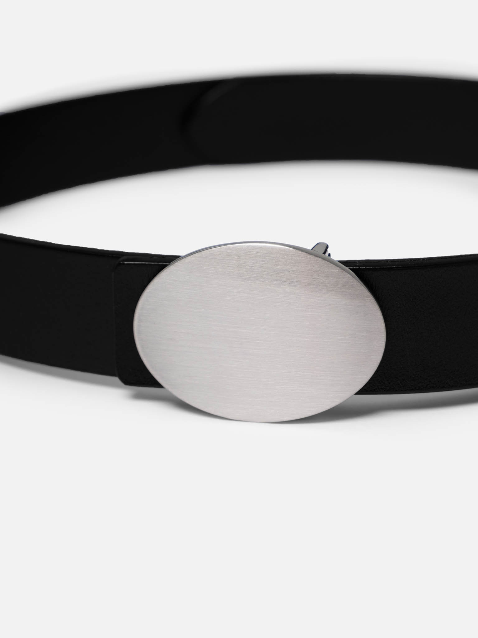 Wide belt with oval buckle