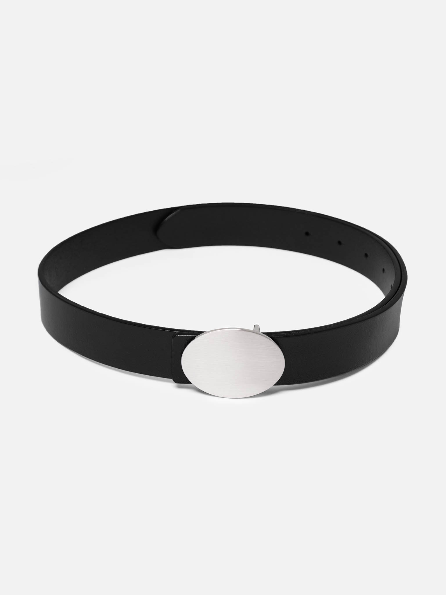 Wide belt with oval buckle