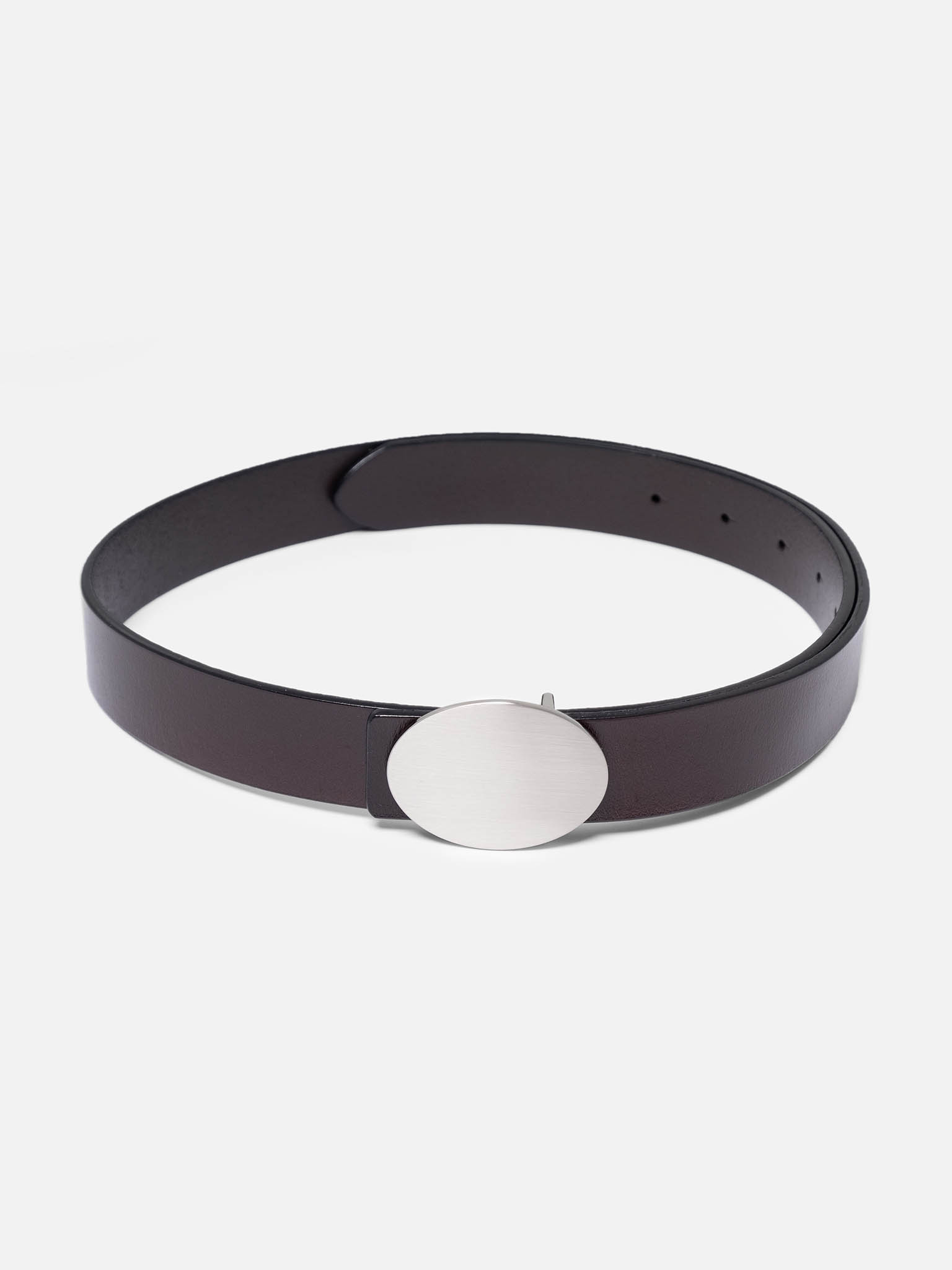 Wide belt with oval buckle