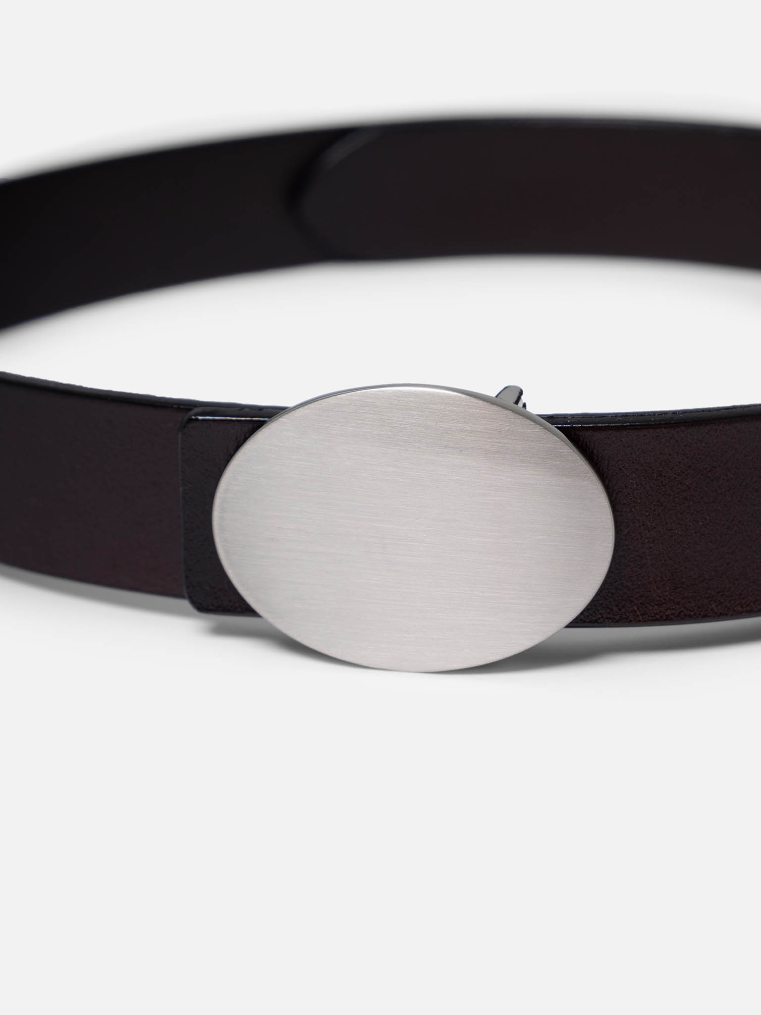 Wide belt with oval buckle