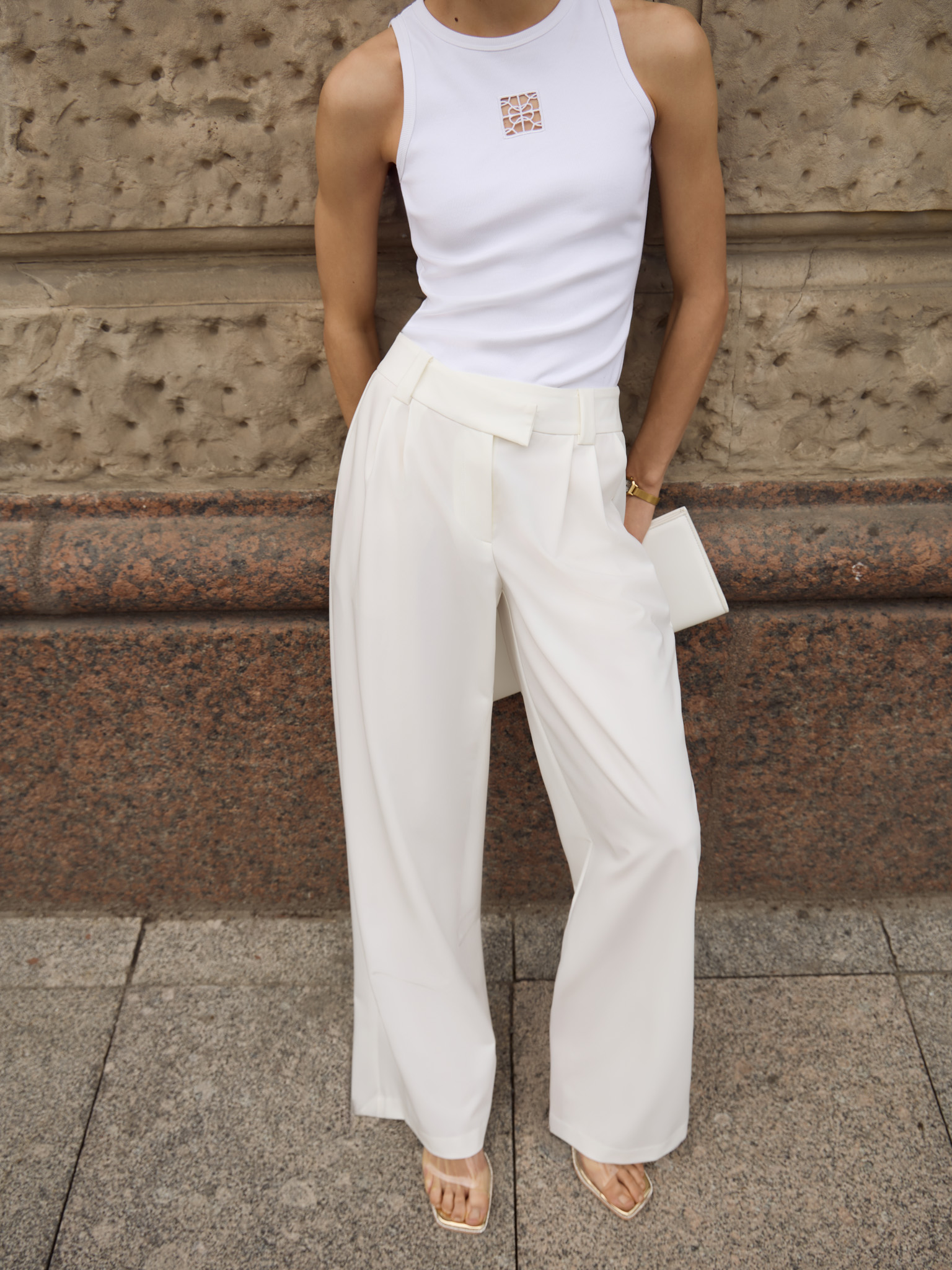 Lockere Hose mit breitem Bund und Falten an der Taille