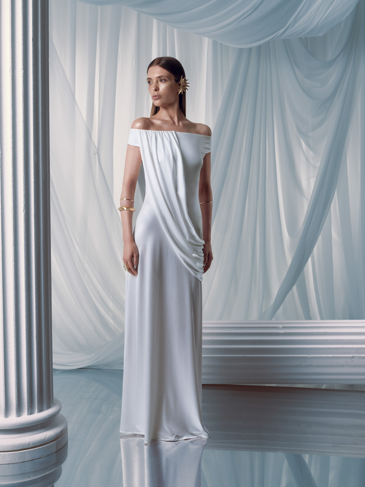 Maxi dress with open shoulders and draping
