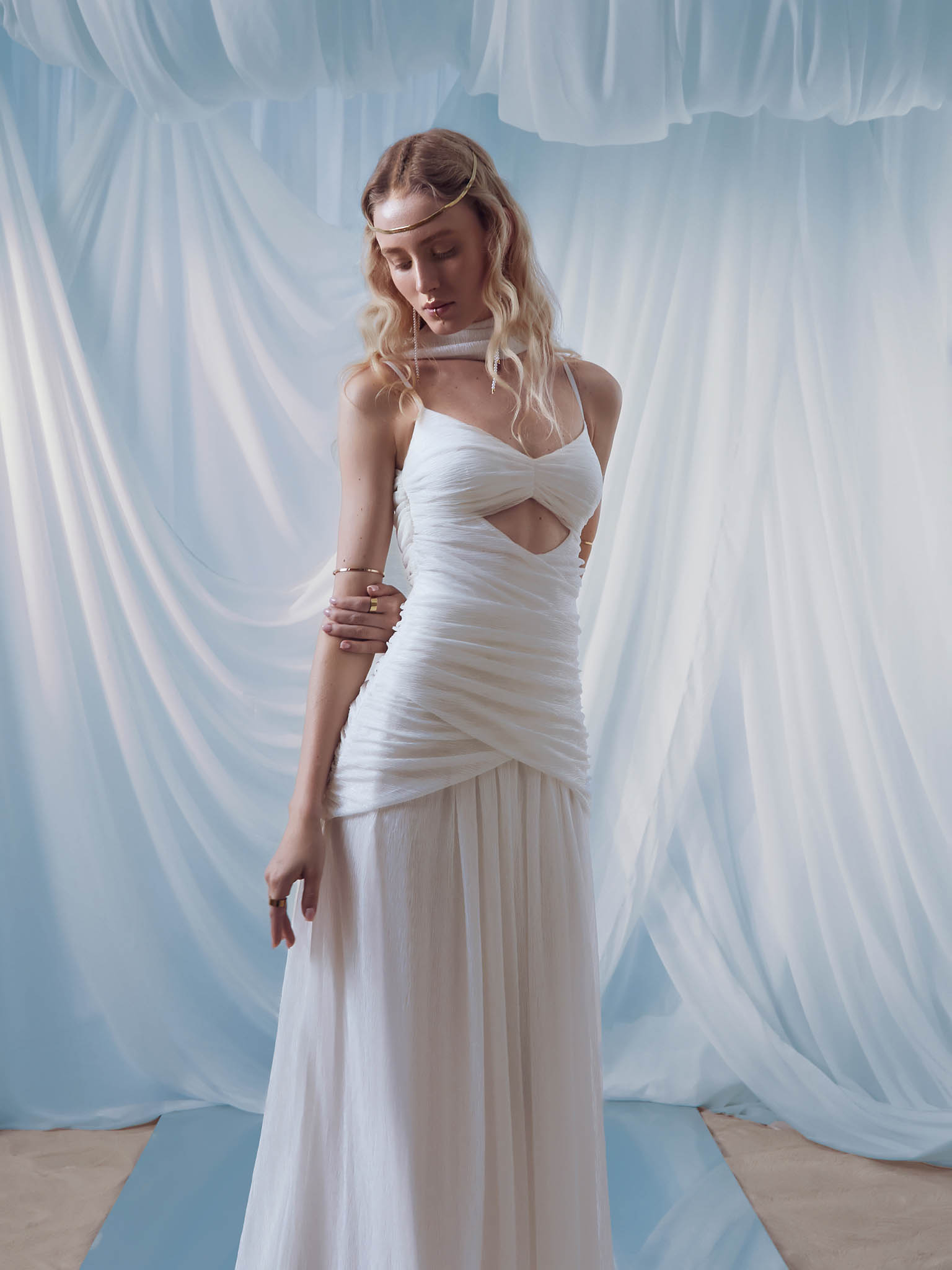 Maxi dress in crinkled chiffon with a scarf