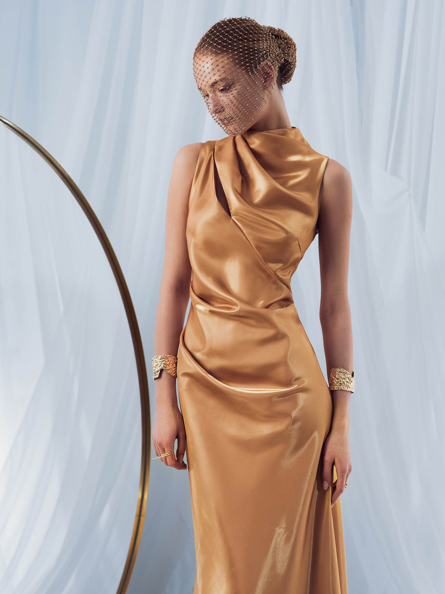 Платье макси из блестящей ткани с асимметричными драпировками