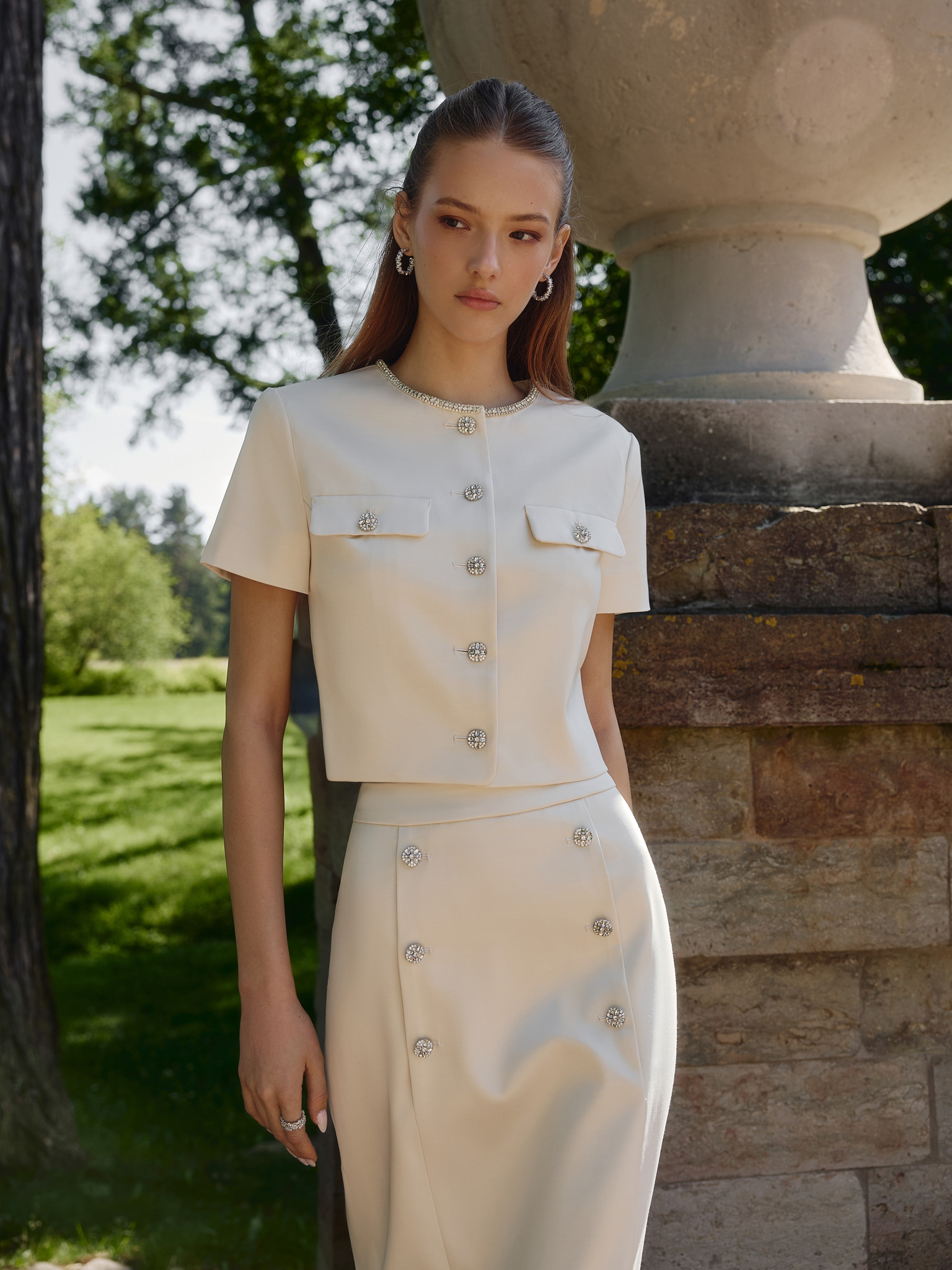 Prosta spódnica midi z guzikami z dżetami