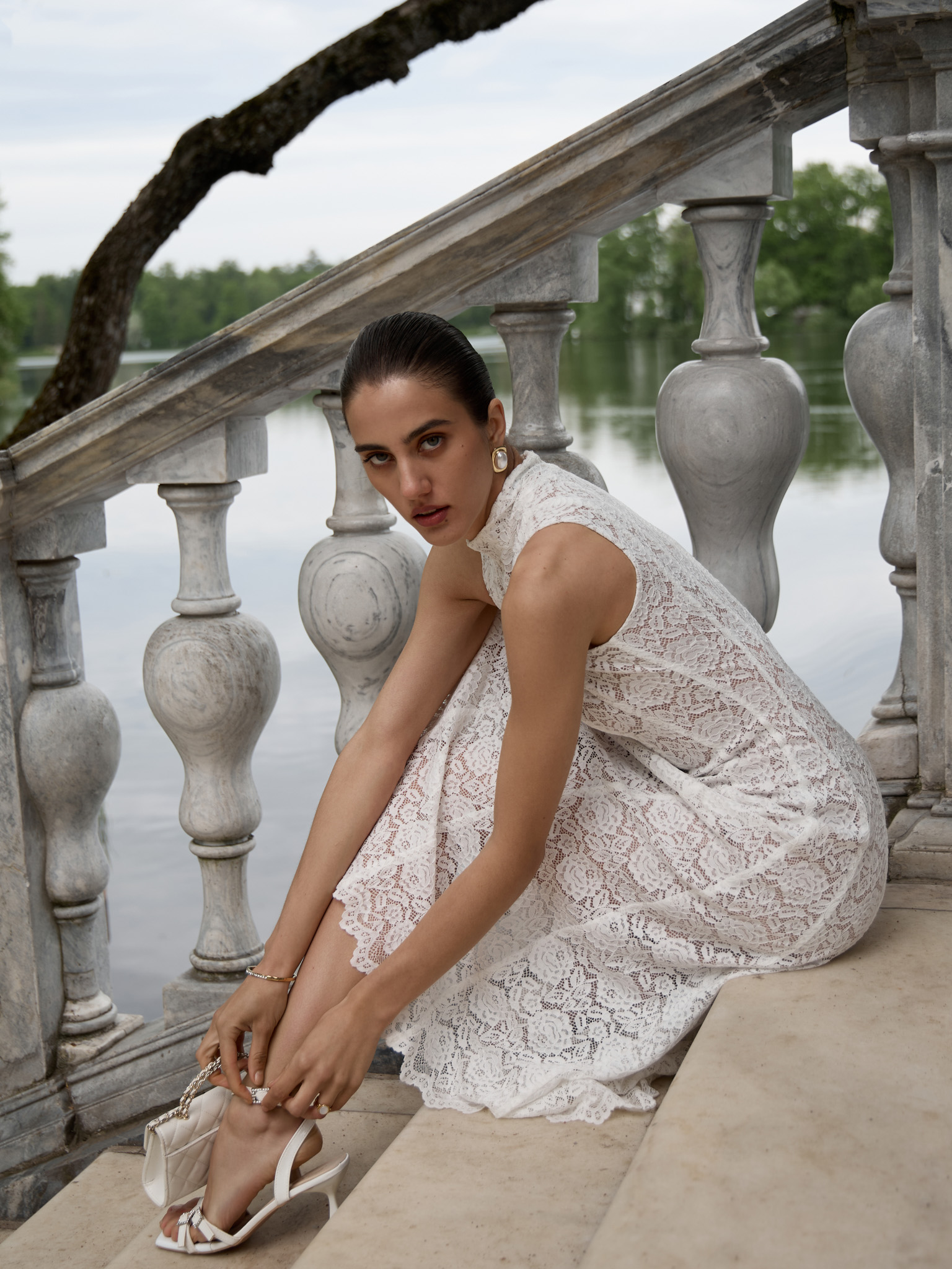 Платье миди из гипюра с высоким воротником