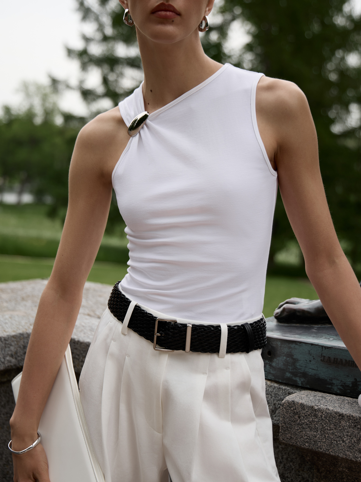 Top avec bretelles asymétriques et décorations métalliques