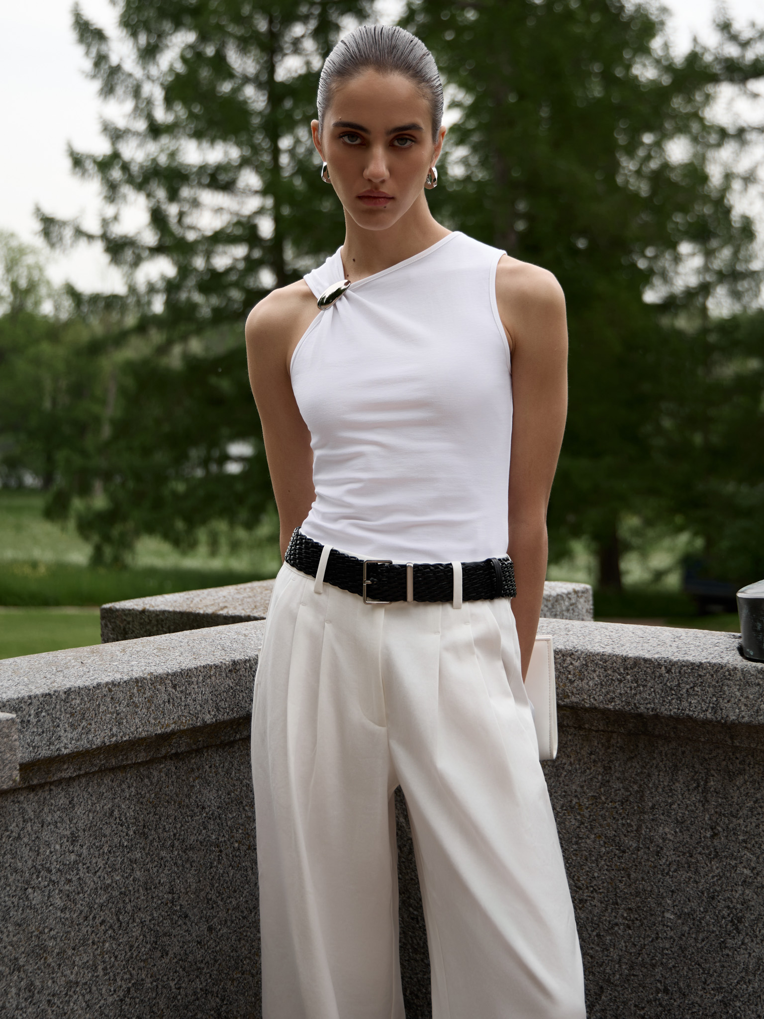 Top avec bretelles asymétriques et décorations métalliques