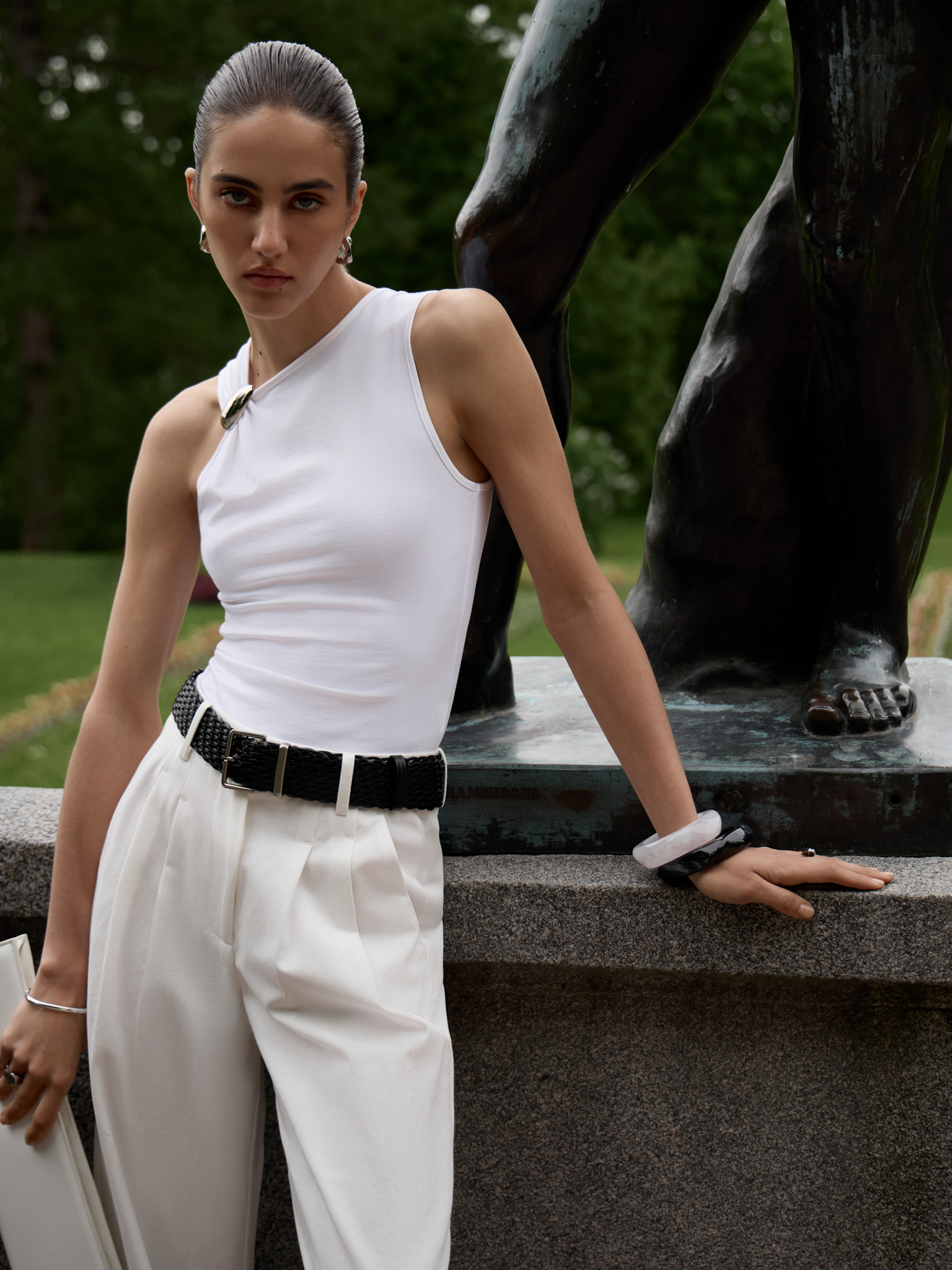 Top avec bretelles asymétriques et décorations métalliques