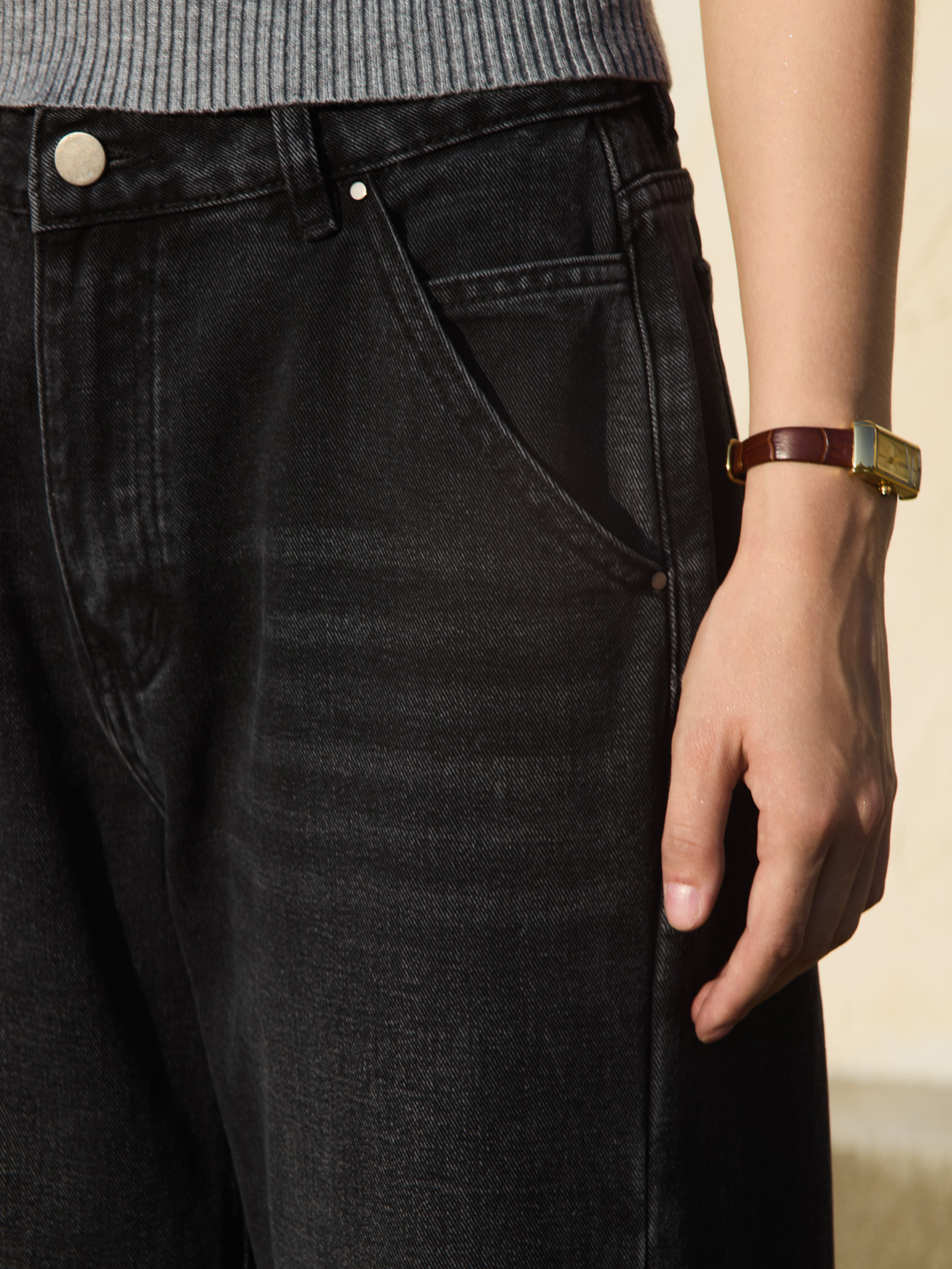 Loose mid-rise jeans with diagonal seams