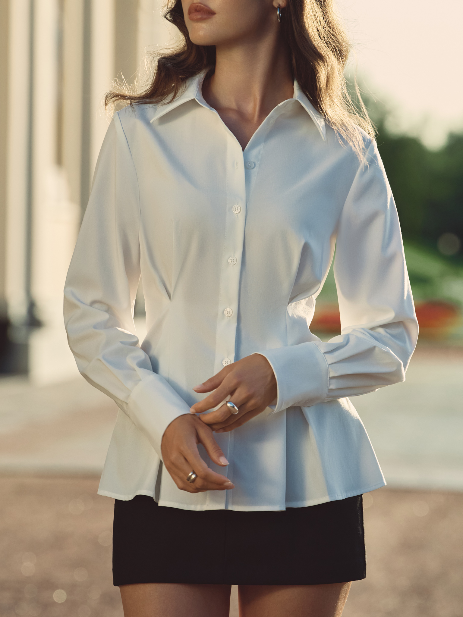 Loose fitting shirt with darts at the waist
