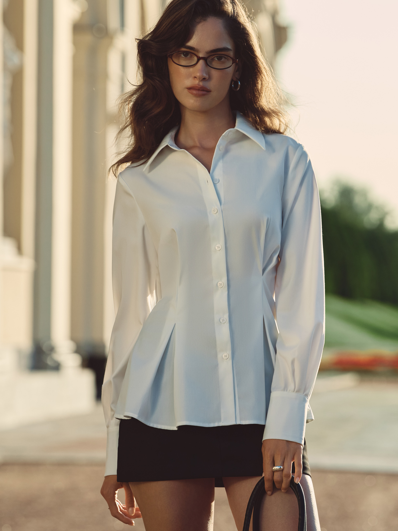 Loose fitting shirt with darts at the waist