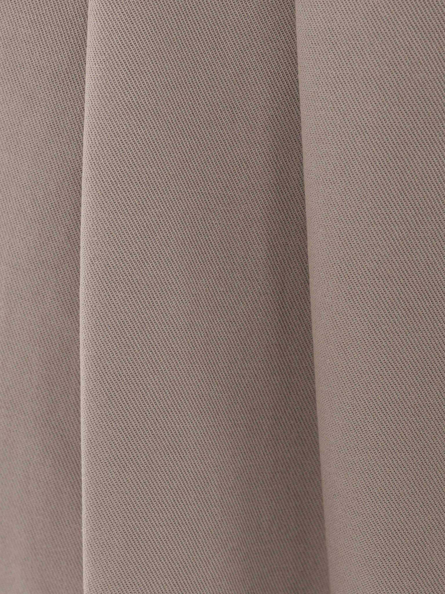 Loose trousers with pleats