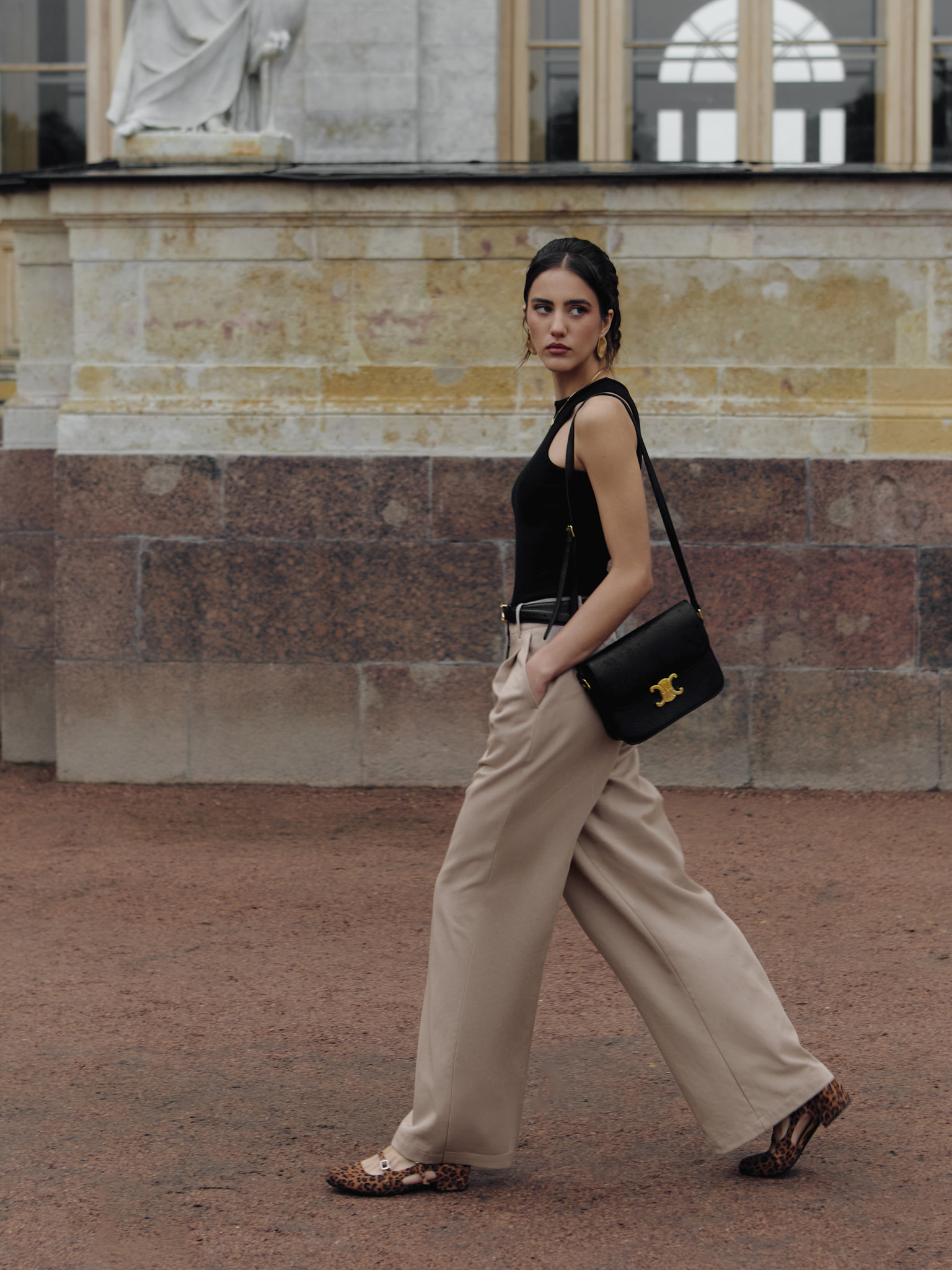 Loose trousers with pleats