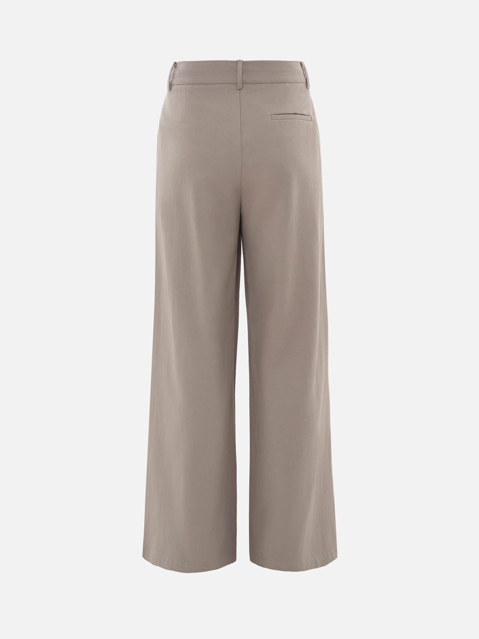 Loose trousers with pleats