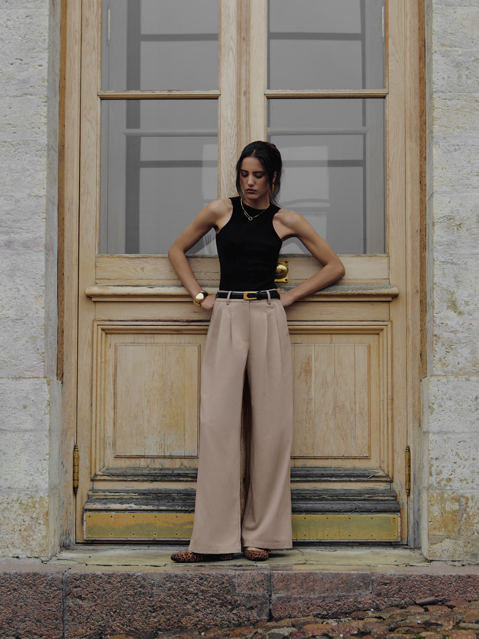 Loose trousers with pleats