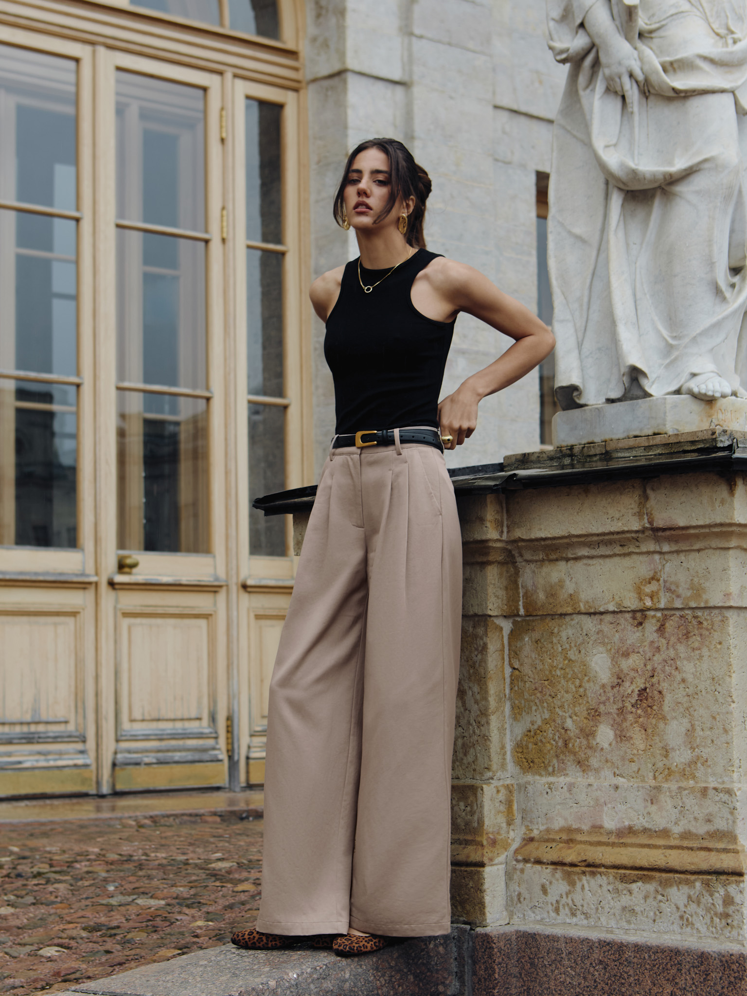 Loose trousers with pleats