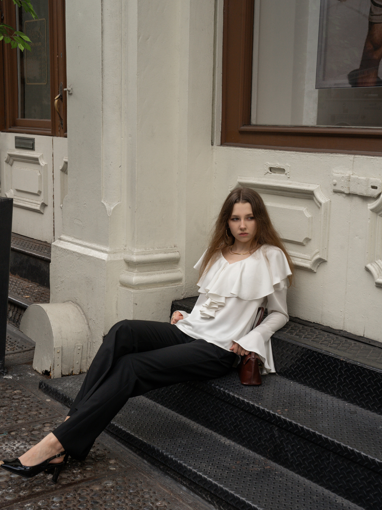 Satynowa bluza z falbanami na kołnierzu