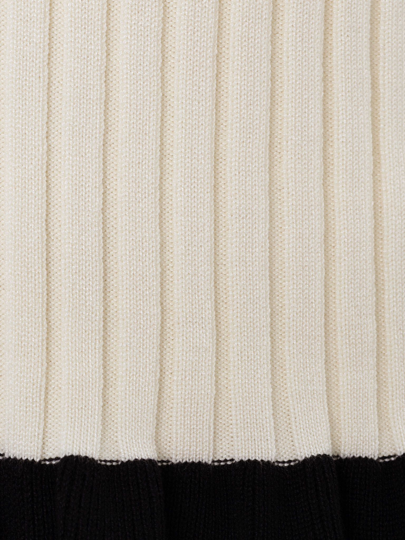 Strickjacke aus Rippstrick mit kontrastierenden Rüschen