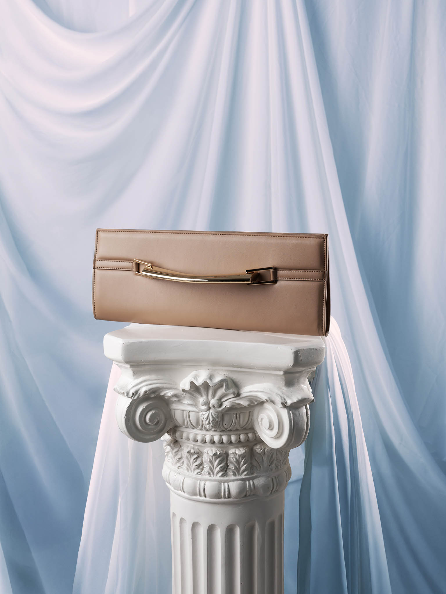 Прямоугольный клатч с металлической ручкой