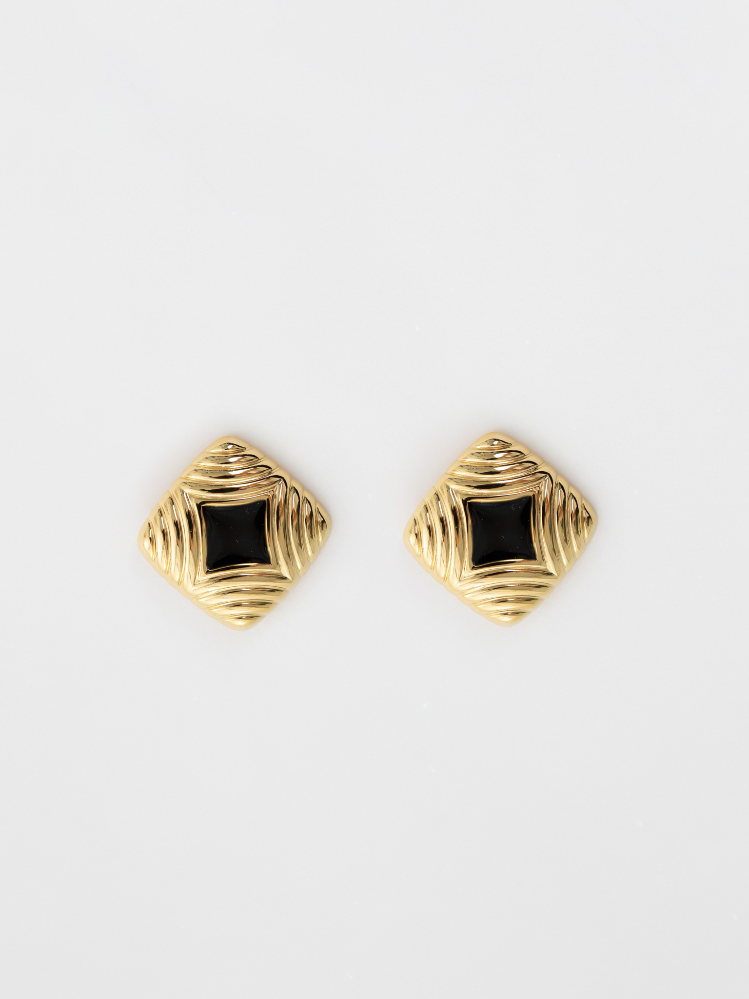Square stud earrings with contrasting centre
