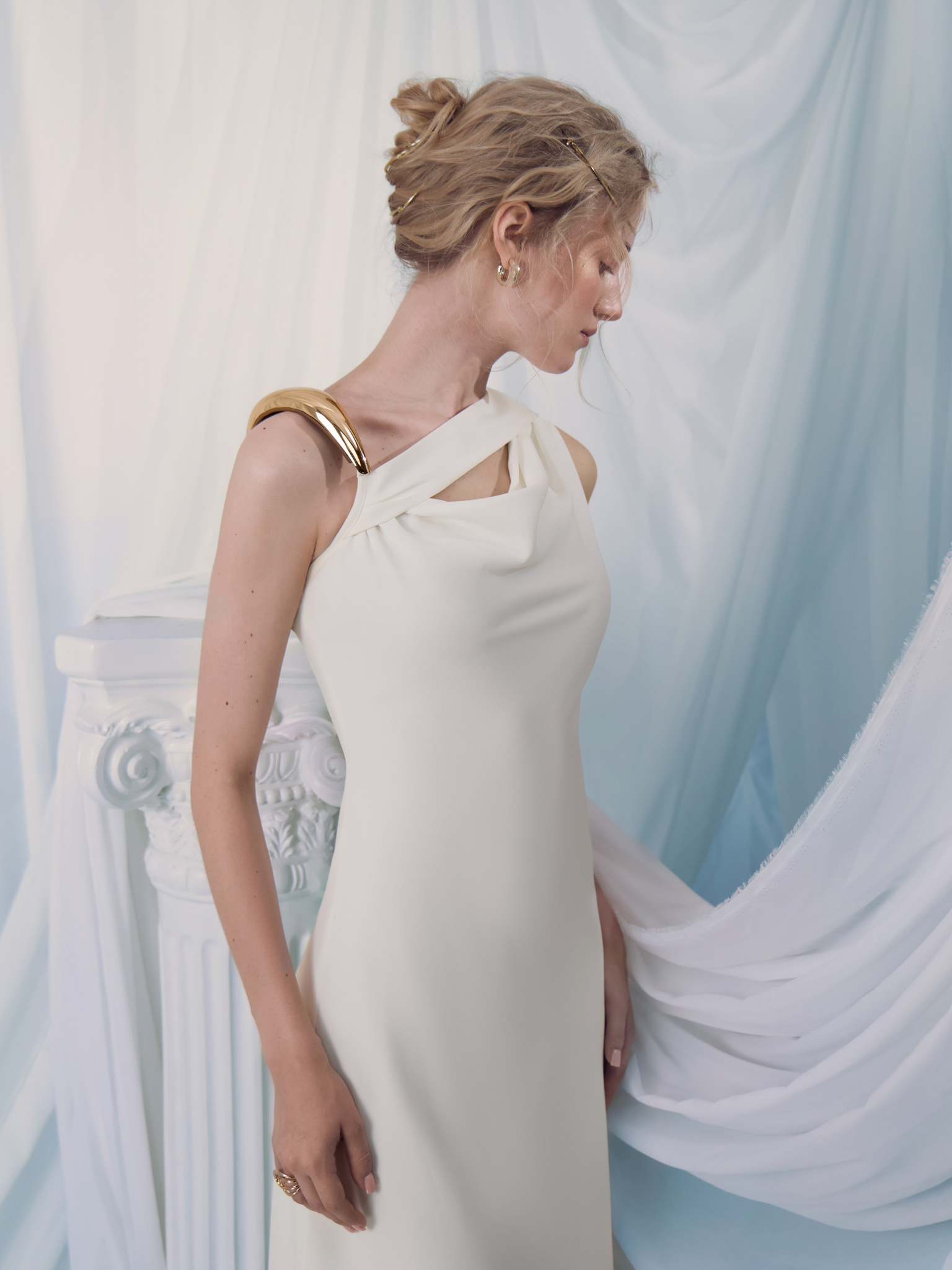 Maxi dress with metal halter