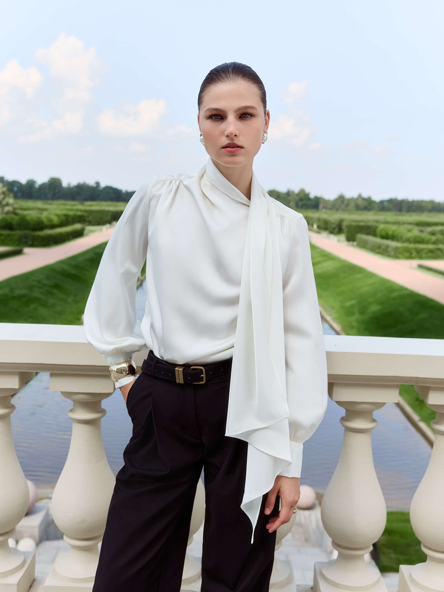 Блуза из струящейся ткани с декоративным шарфом