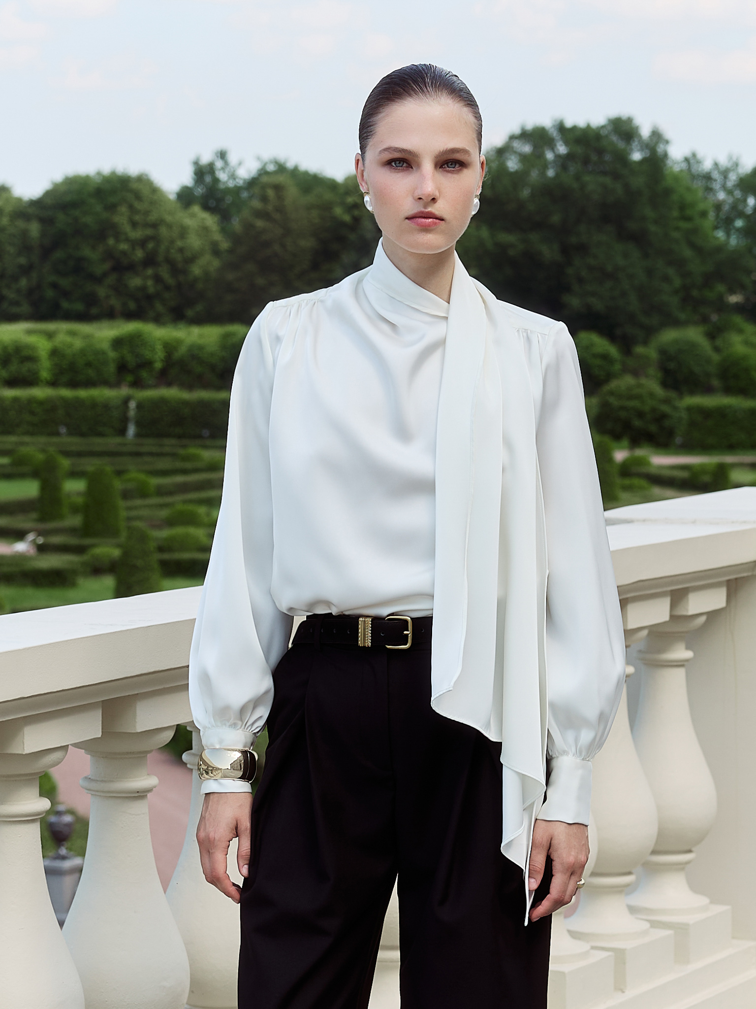 Блуза из струящейся ткани с декоративным шарфом