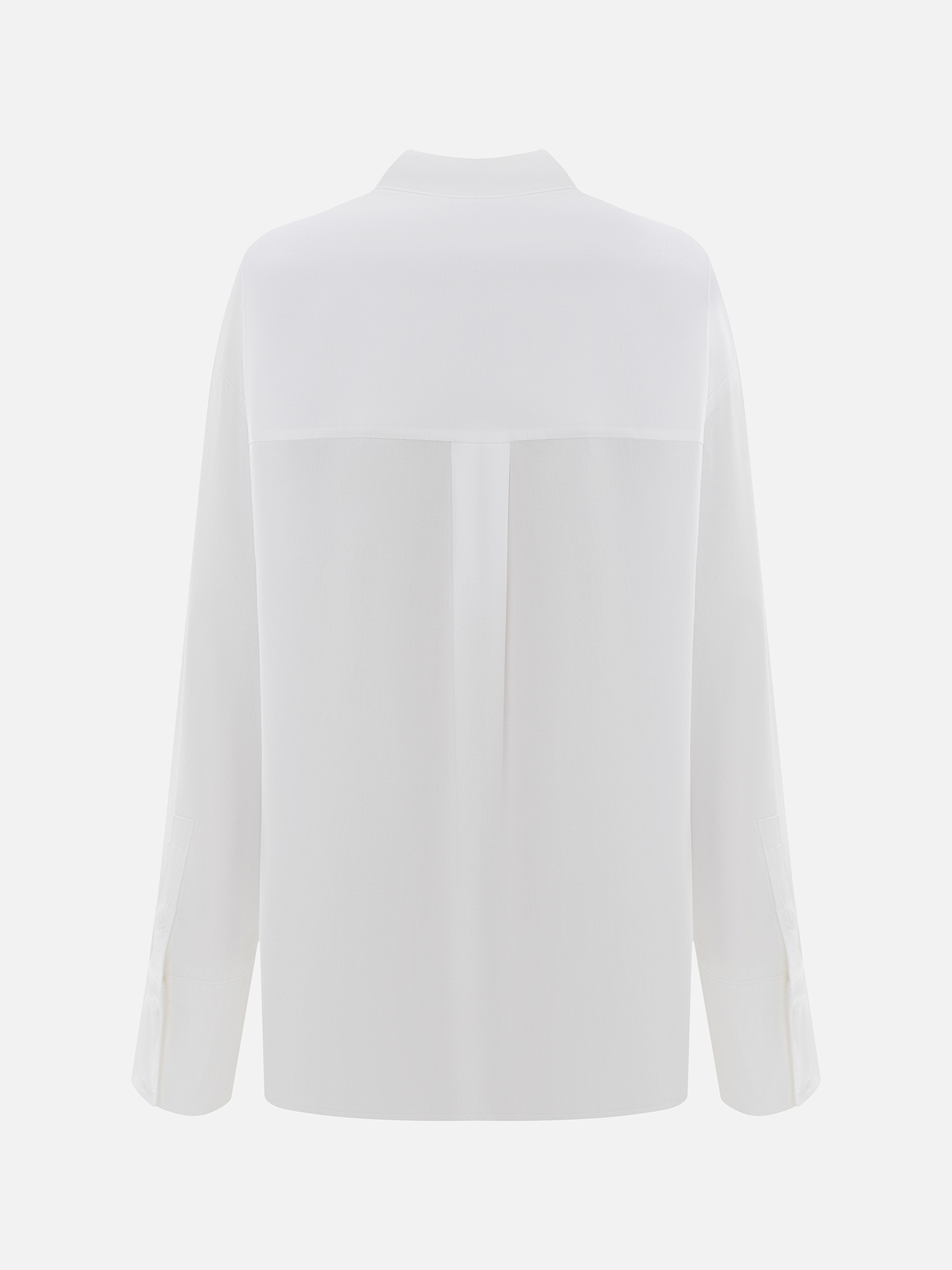 Loose shirt with large chest pockets